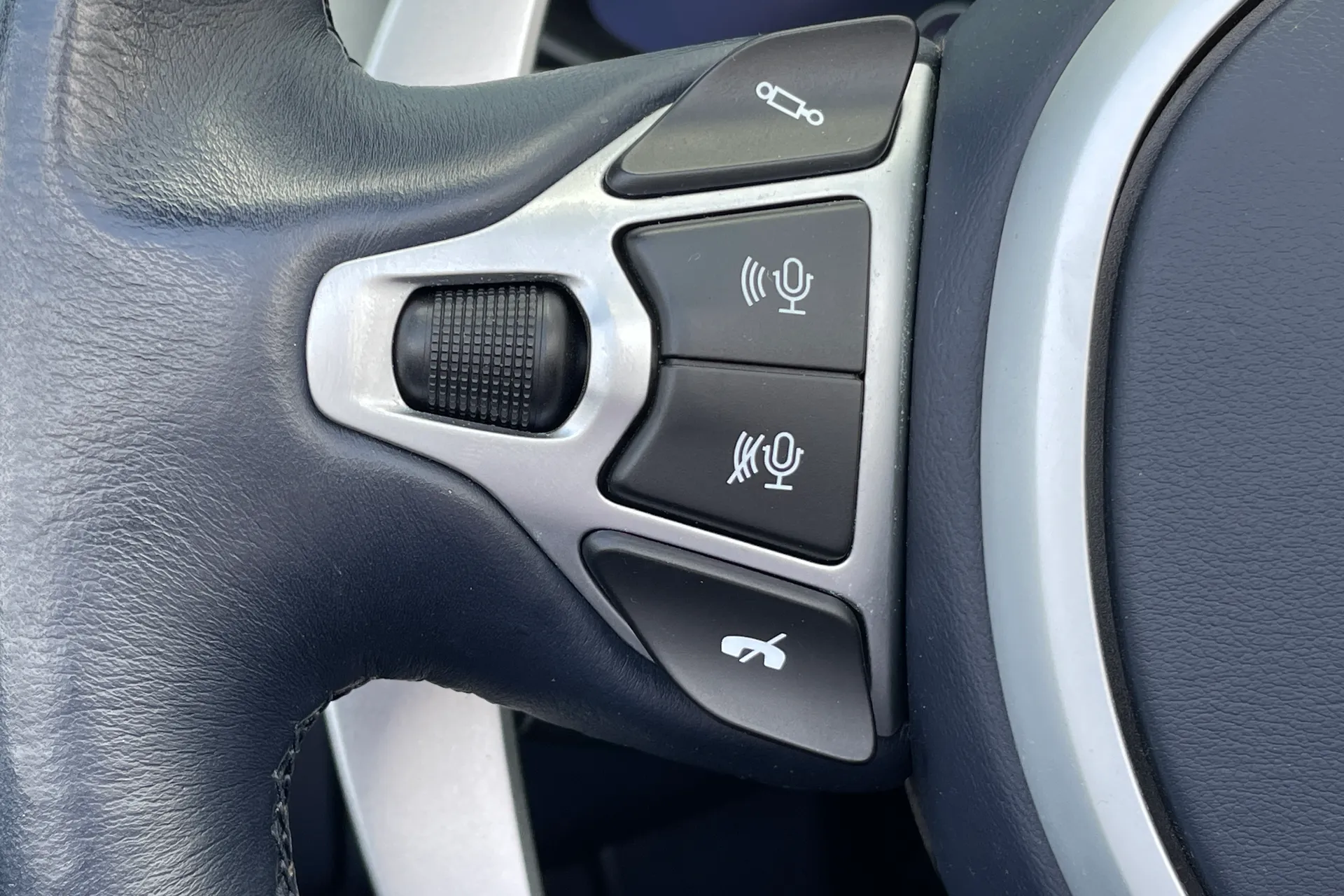 Aston Martin DBS thumbnail image number 43