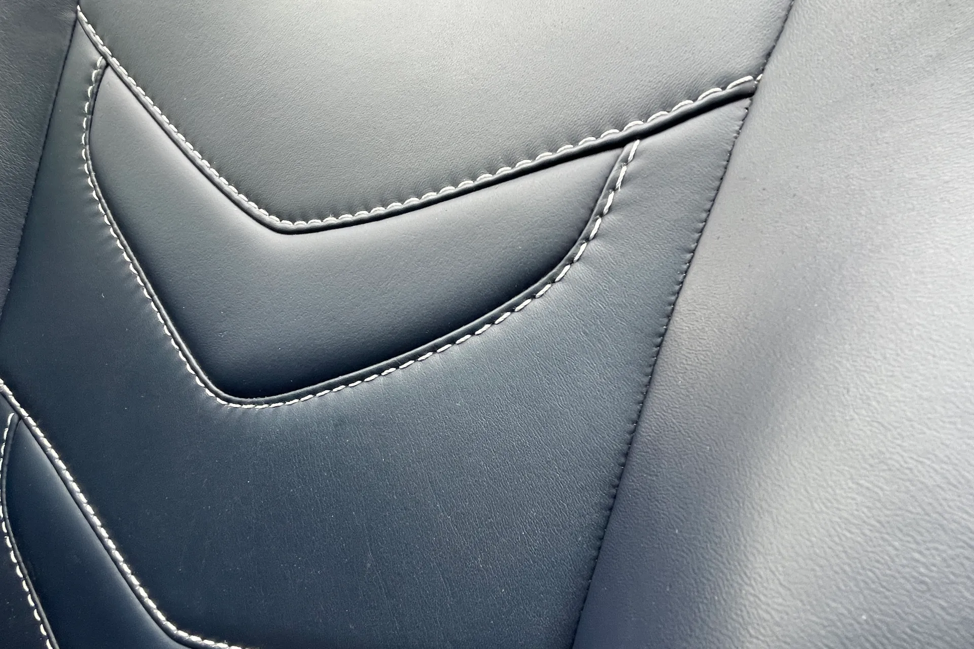 Aston Martin DBS thumbnail image number 31