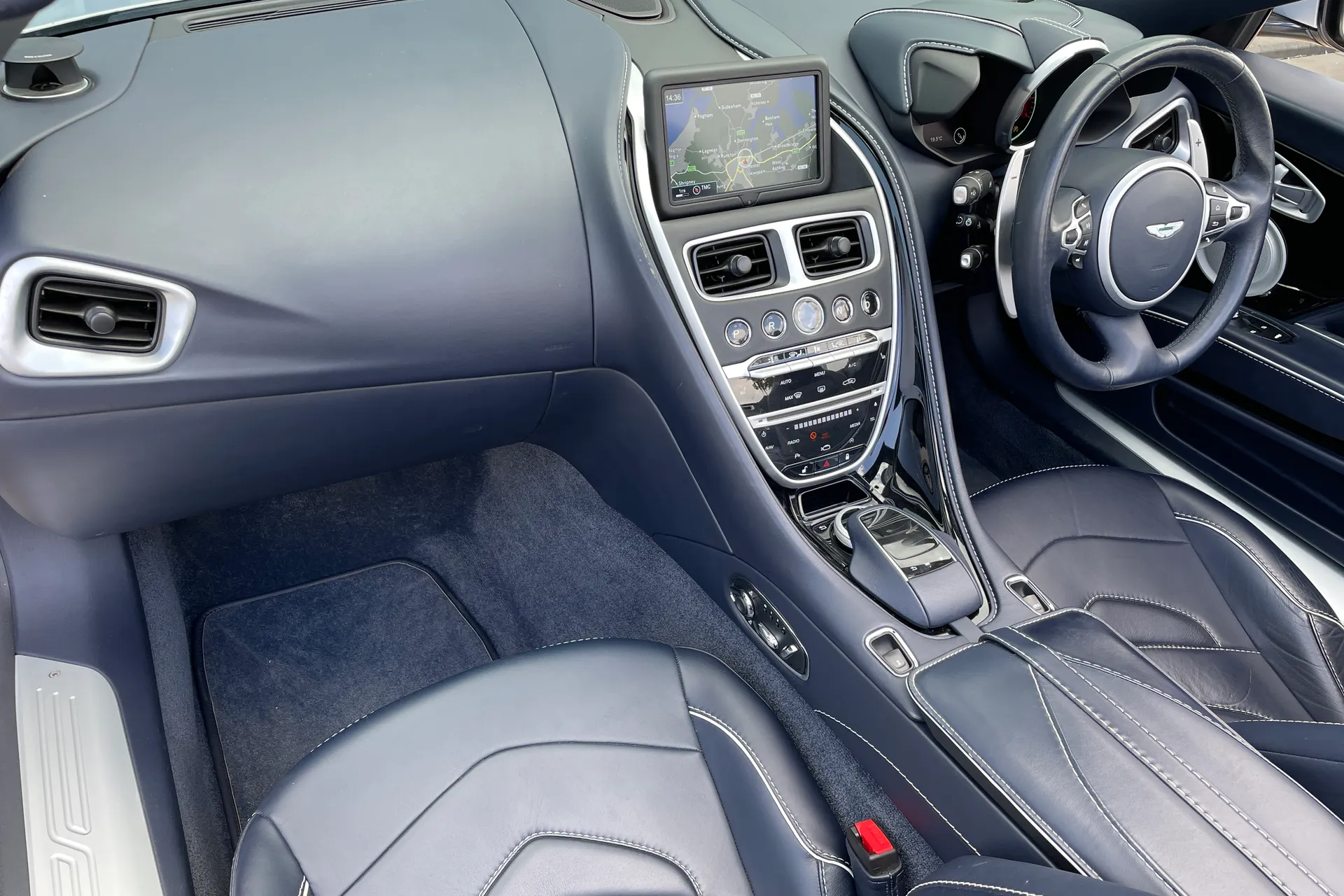 Aston Martin DBS thumbnail image number 27
