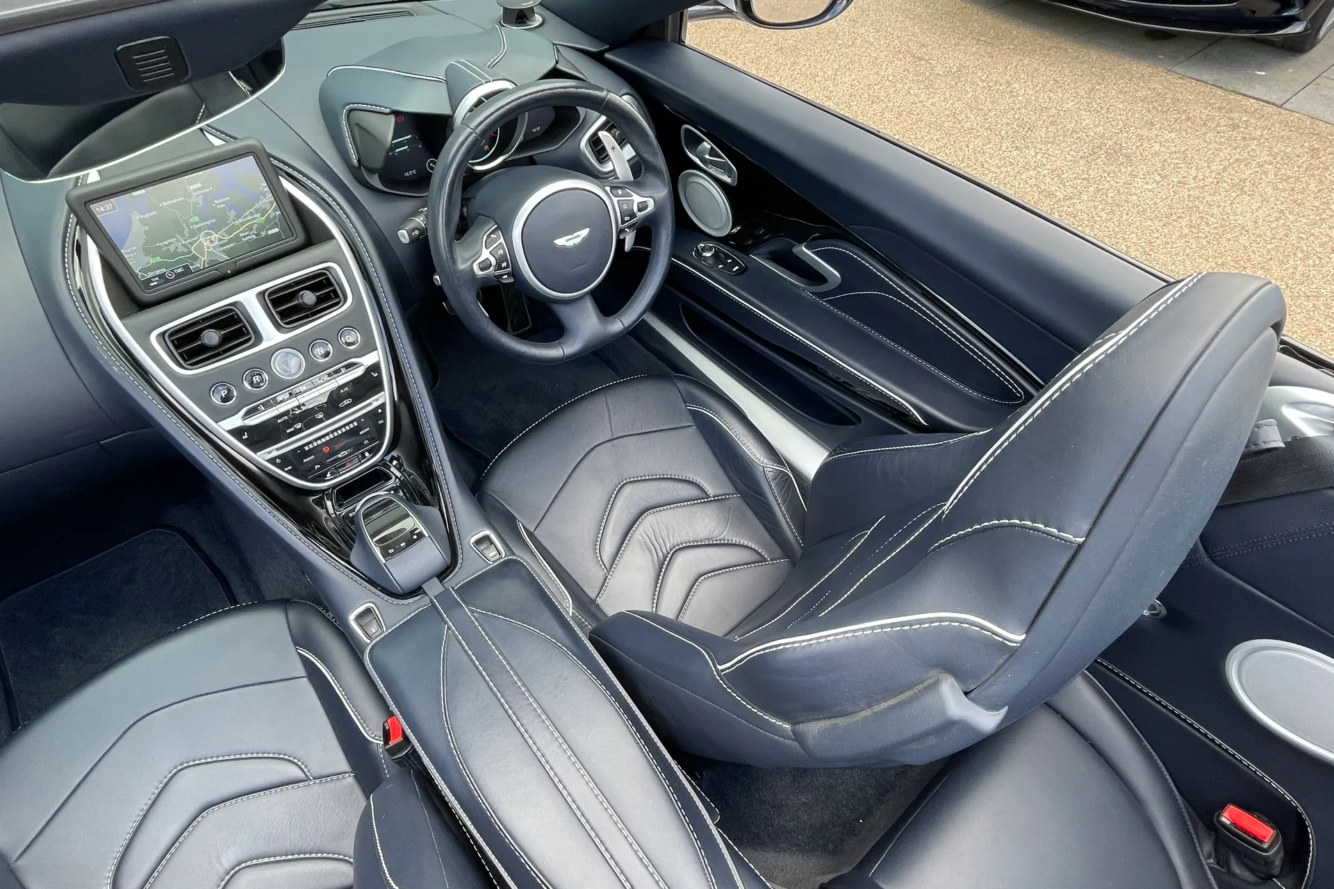 Aston Martin DBS thumbnail image number 34