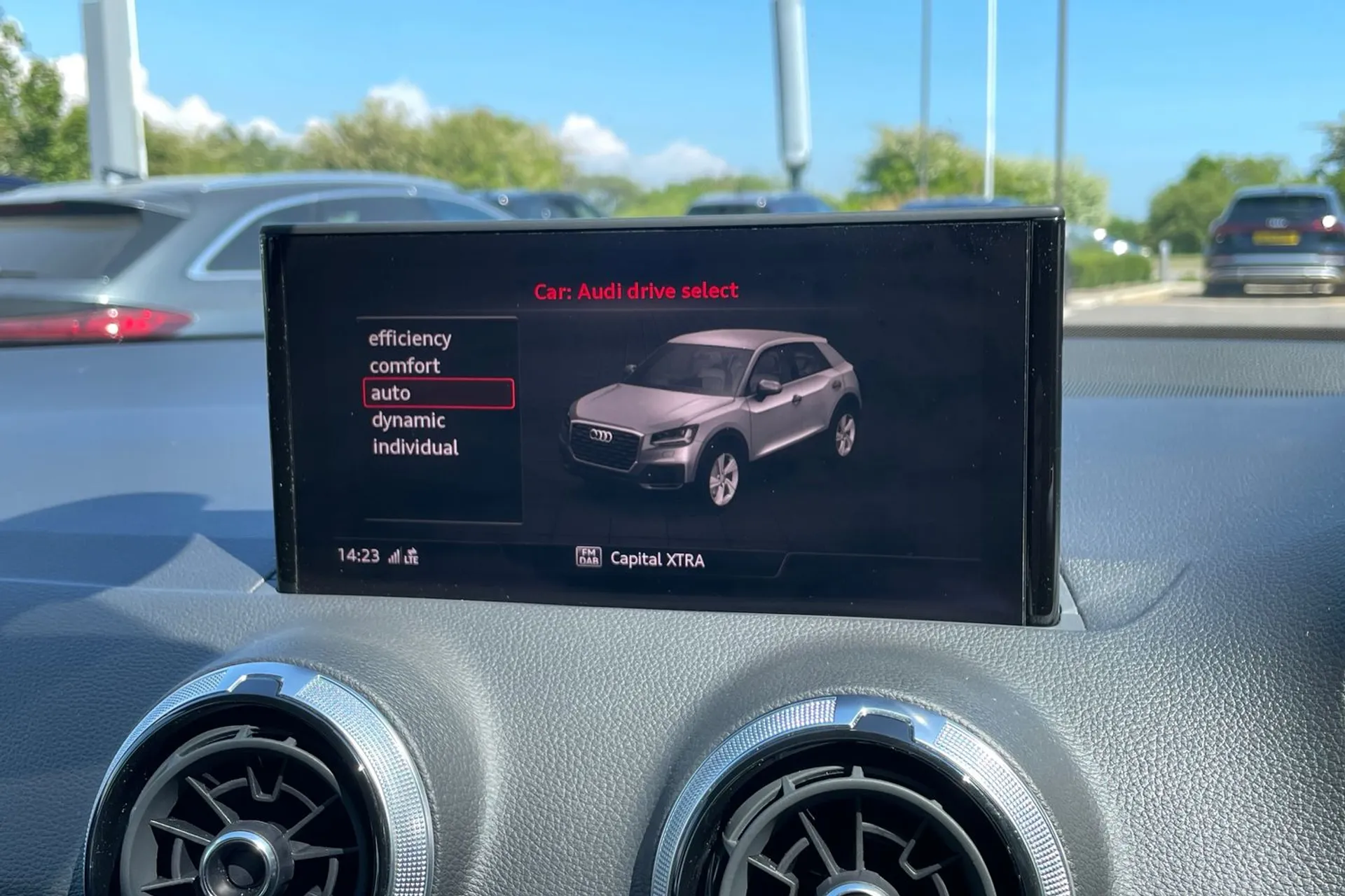 Audi Q2 thumbnail image number 29