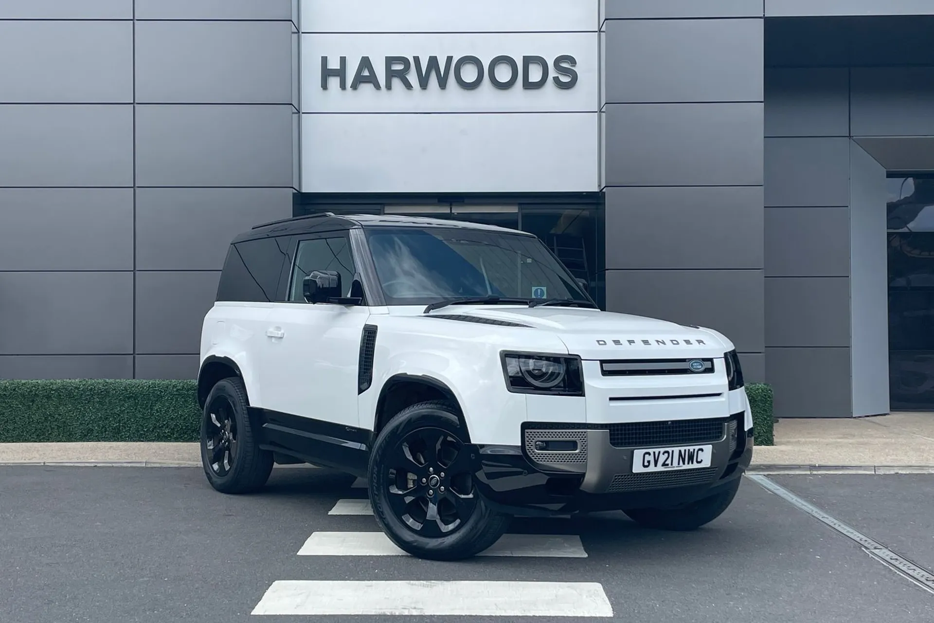 LAND ROVER DEFENDER focused image