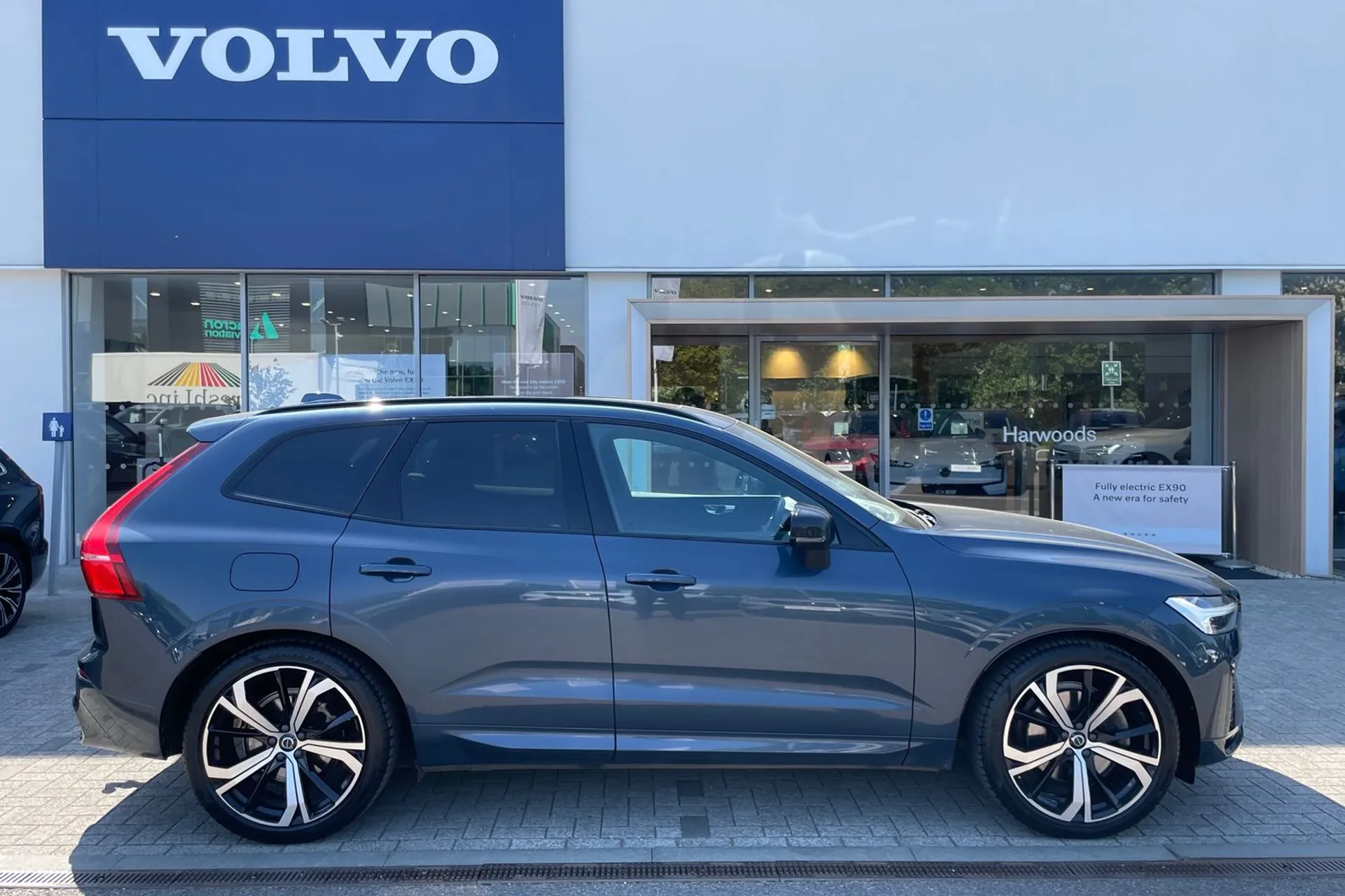 Volvo XC60 thumbnail image number 2