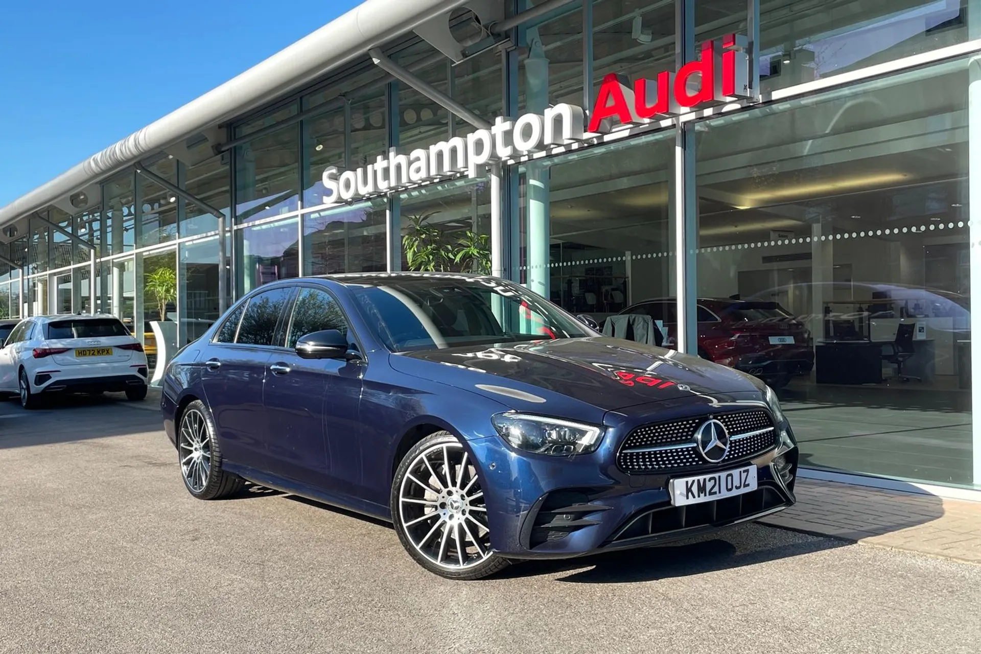 MERCEDES-BENZ E CLASS focused image