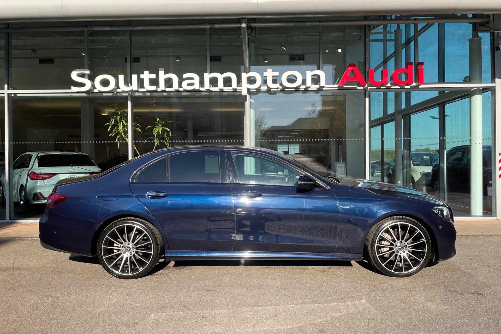 MERCEDES-BENZ E CLASS thumbnail image number 2