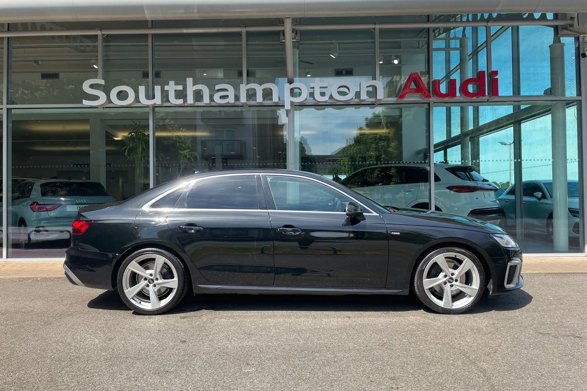 Audi A4 thumbnail image number 2