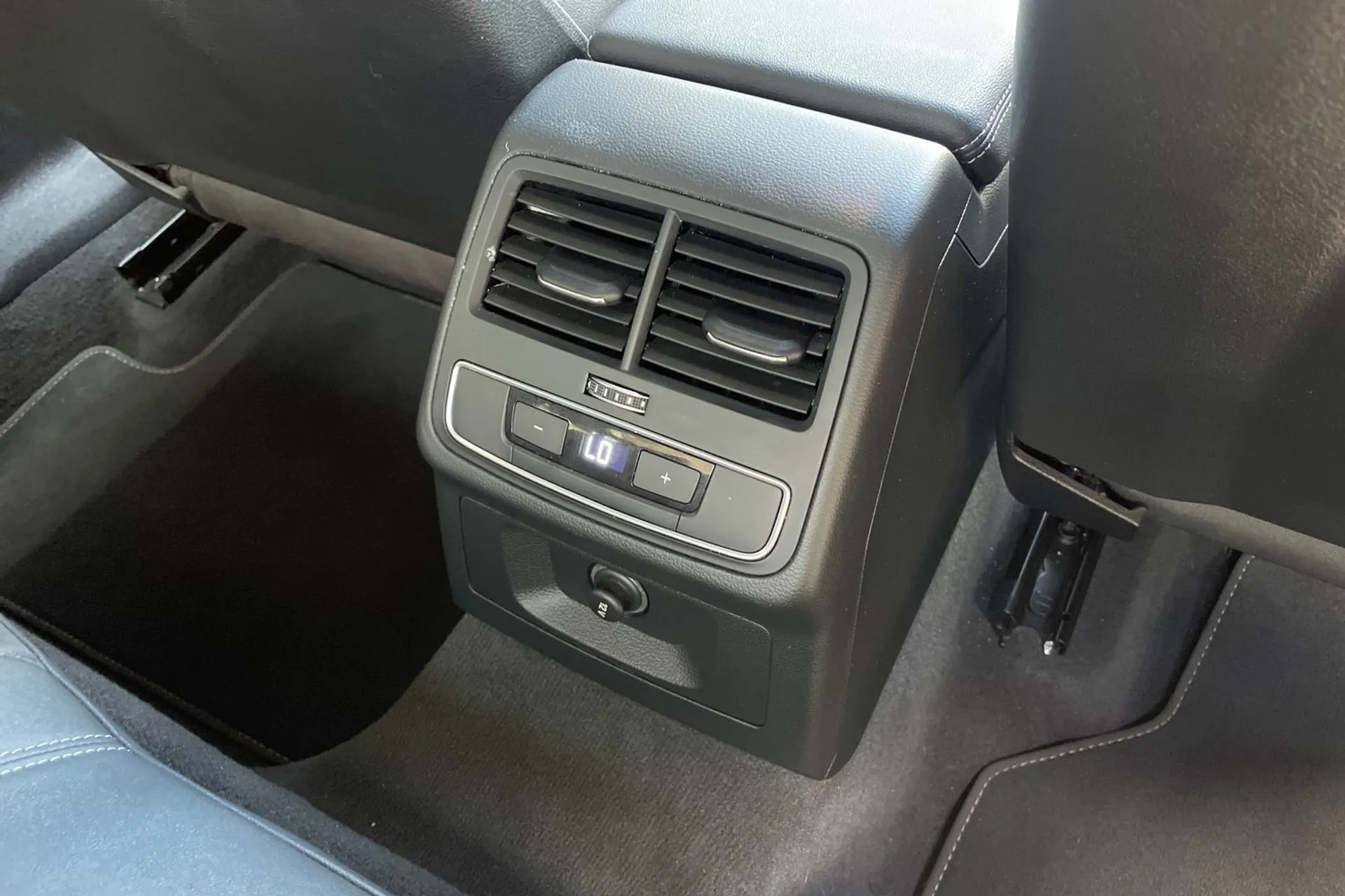 Audi A4 thumbnail image number 45
