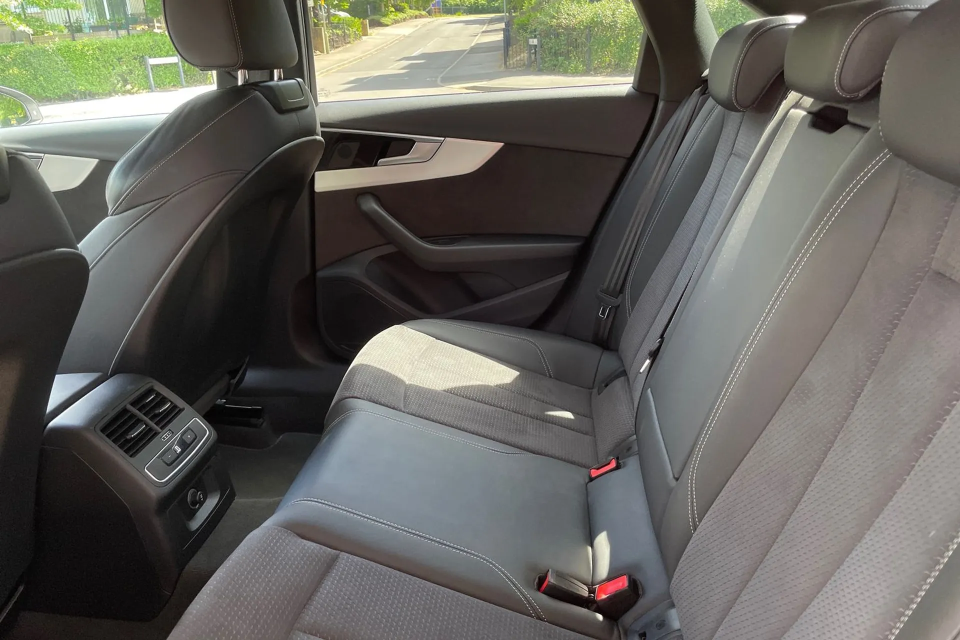 Audi A4 thumbnail image number 29