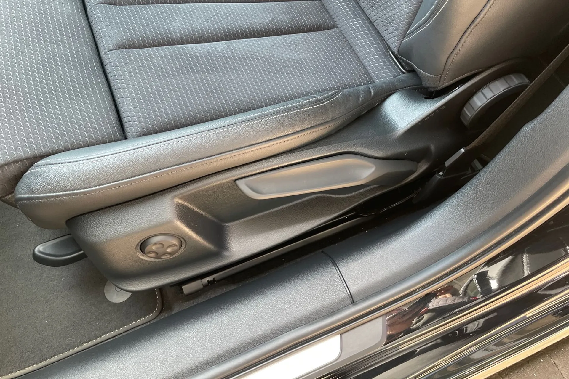 Audi A4 thumbnail image number 28