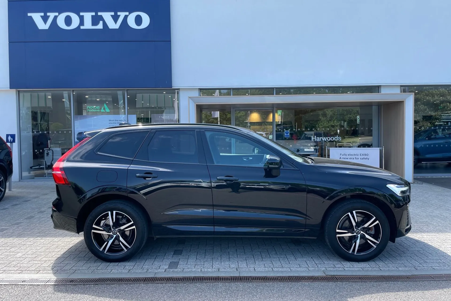 Volvo XC60 thumbnail image number 2