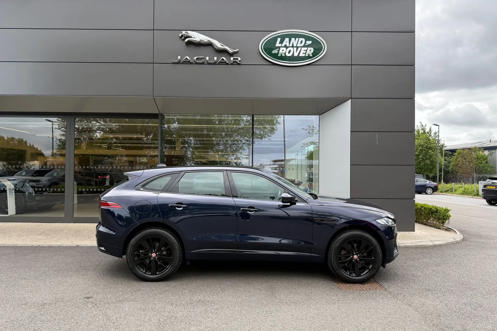 Jaguar F-PACE thumbnail image number 2
