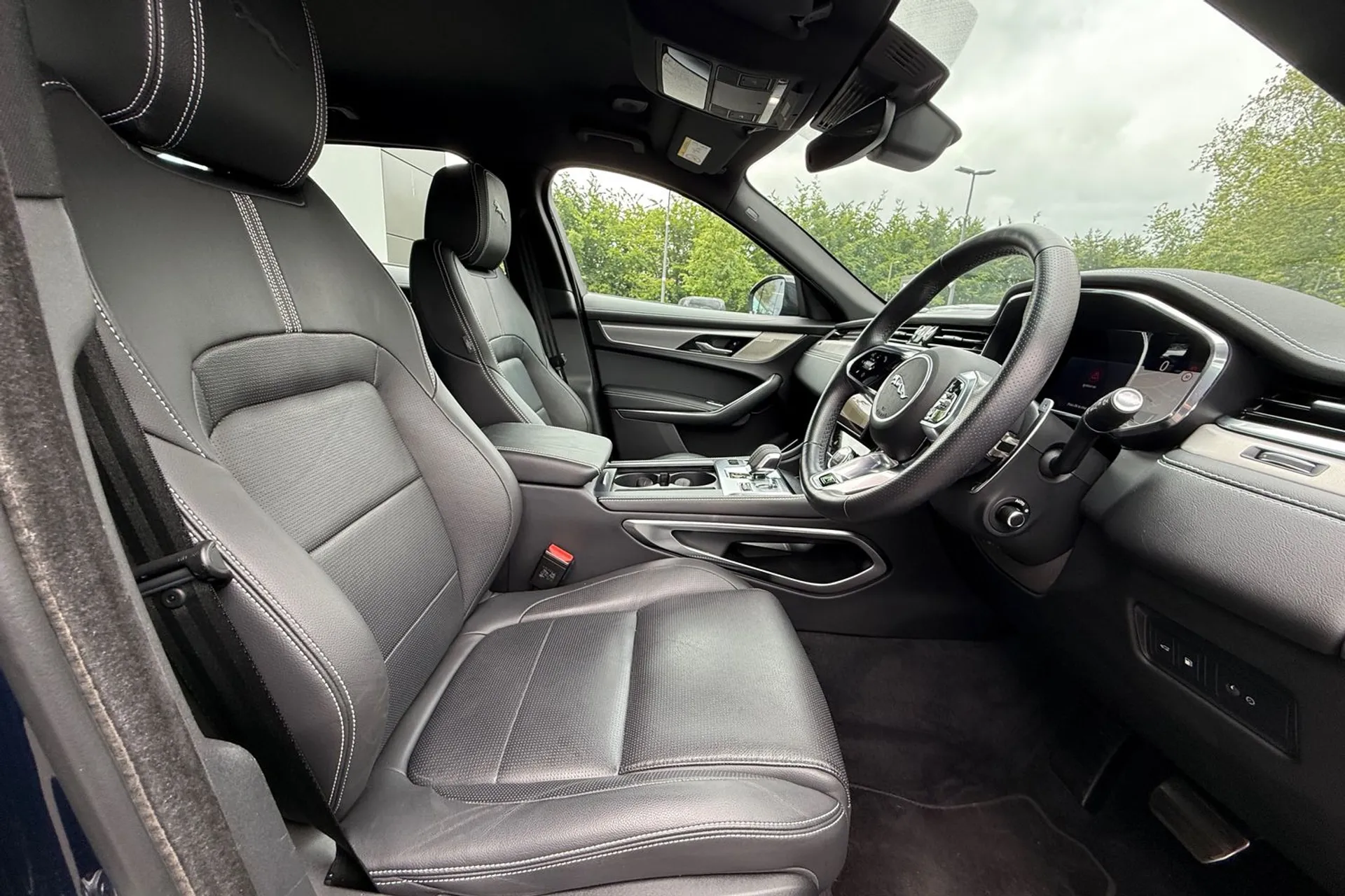 Jaguar F-PACE thumbnail image number 9
