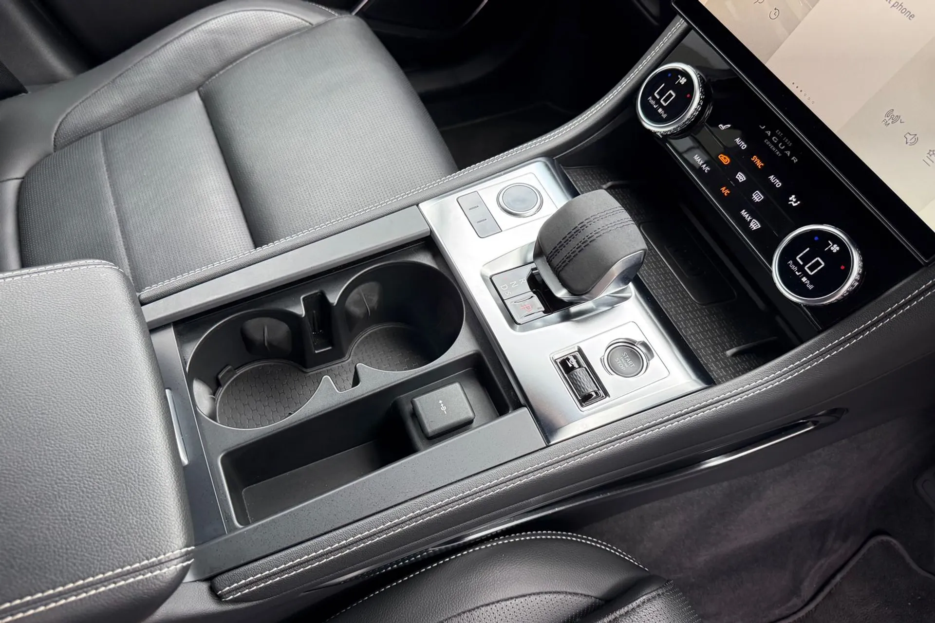 Jaguar F-PACE thumbnail image number 19