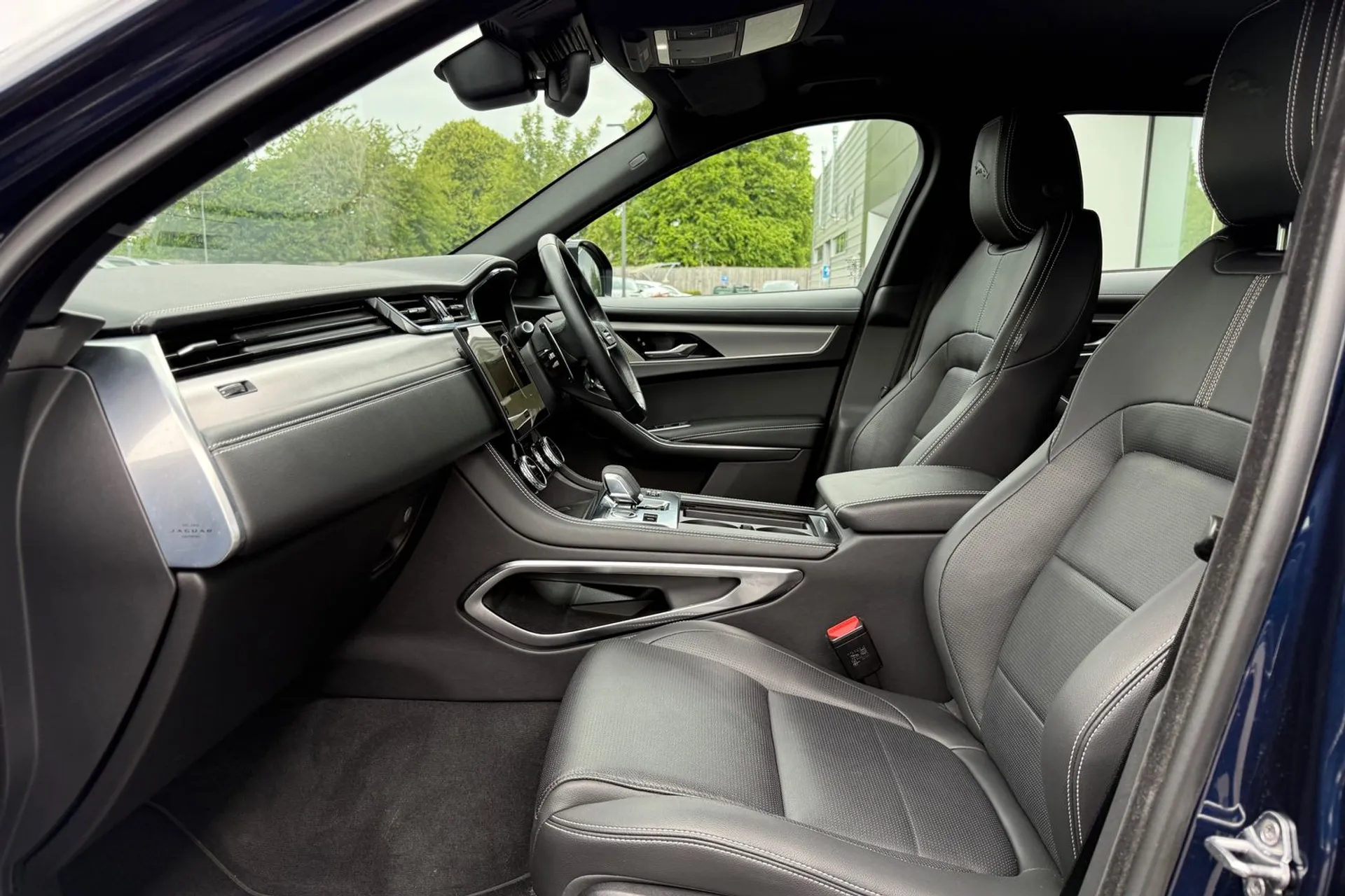 Jaguar F-PACE thumbnail image number 10