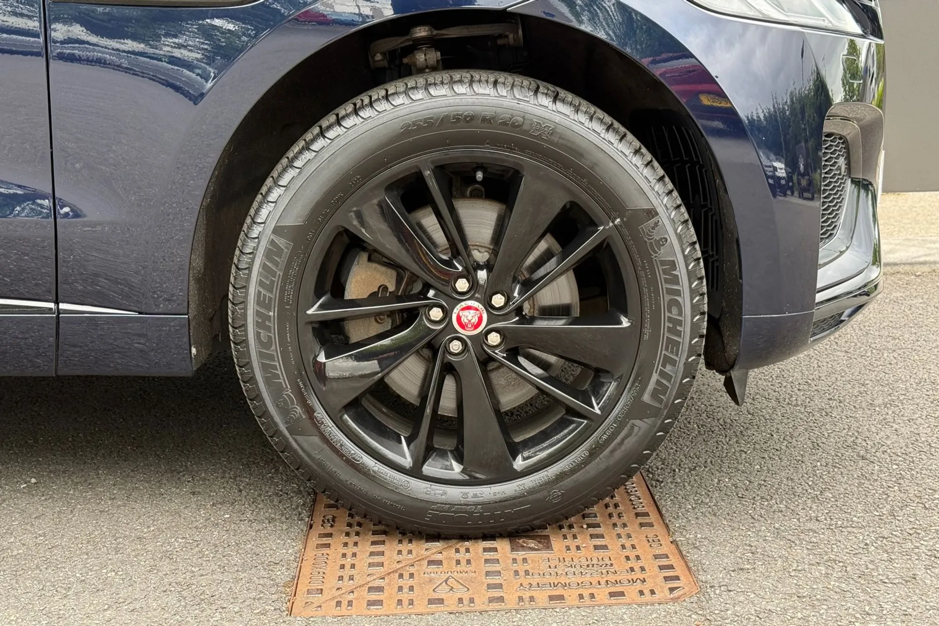 Jaguar F-PACE thumbnail image number 4