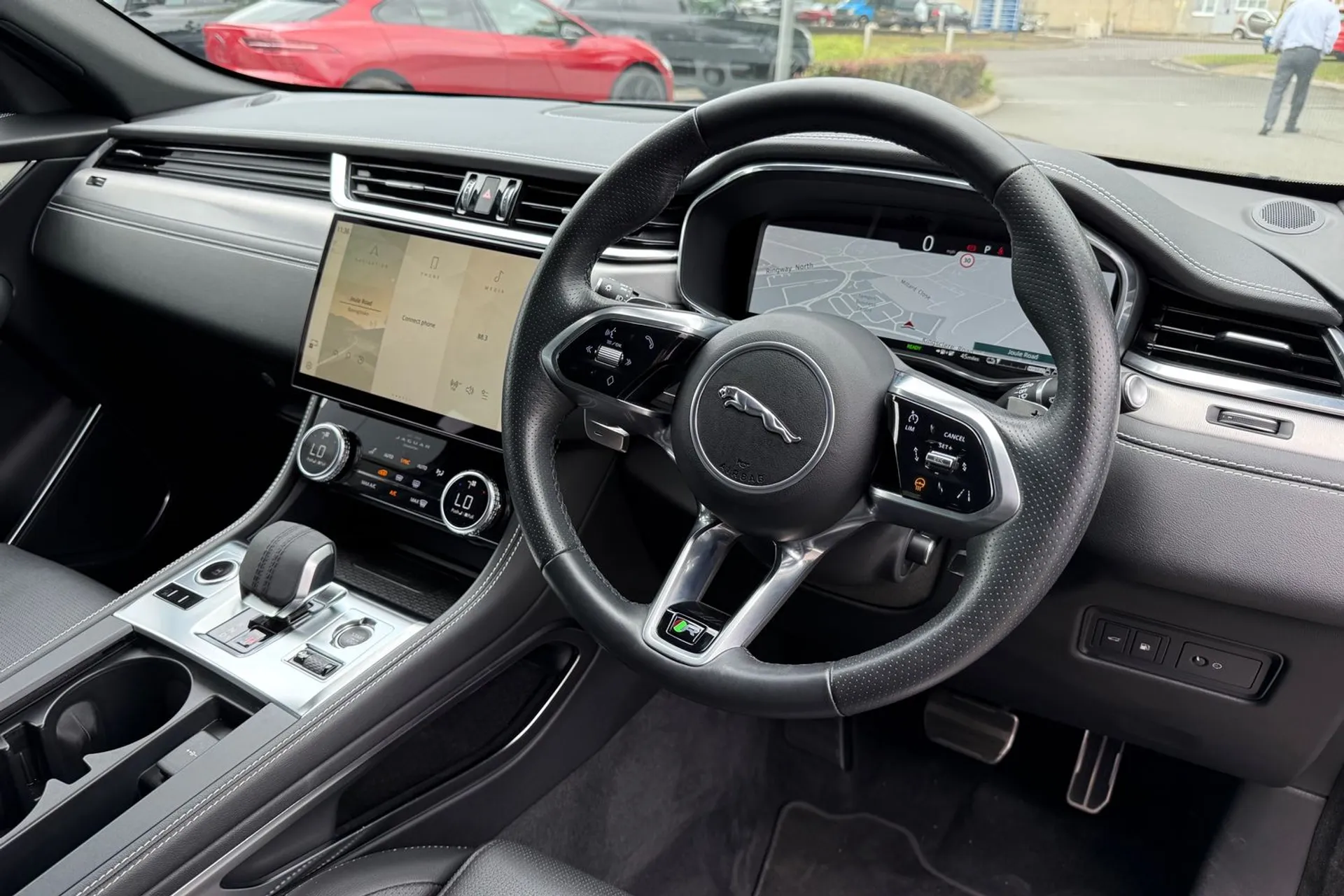 Jaguar F-PACE thumbnail image number 31