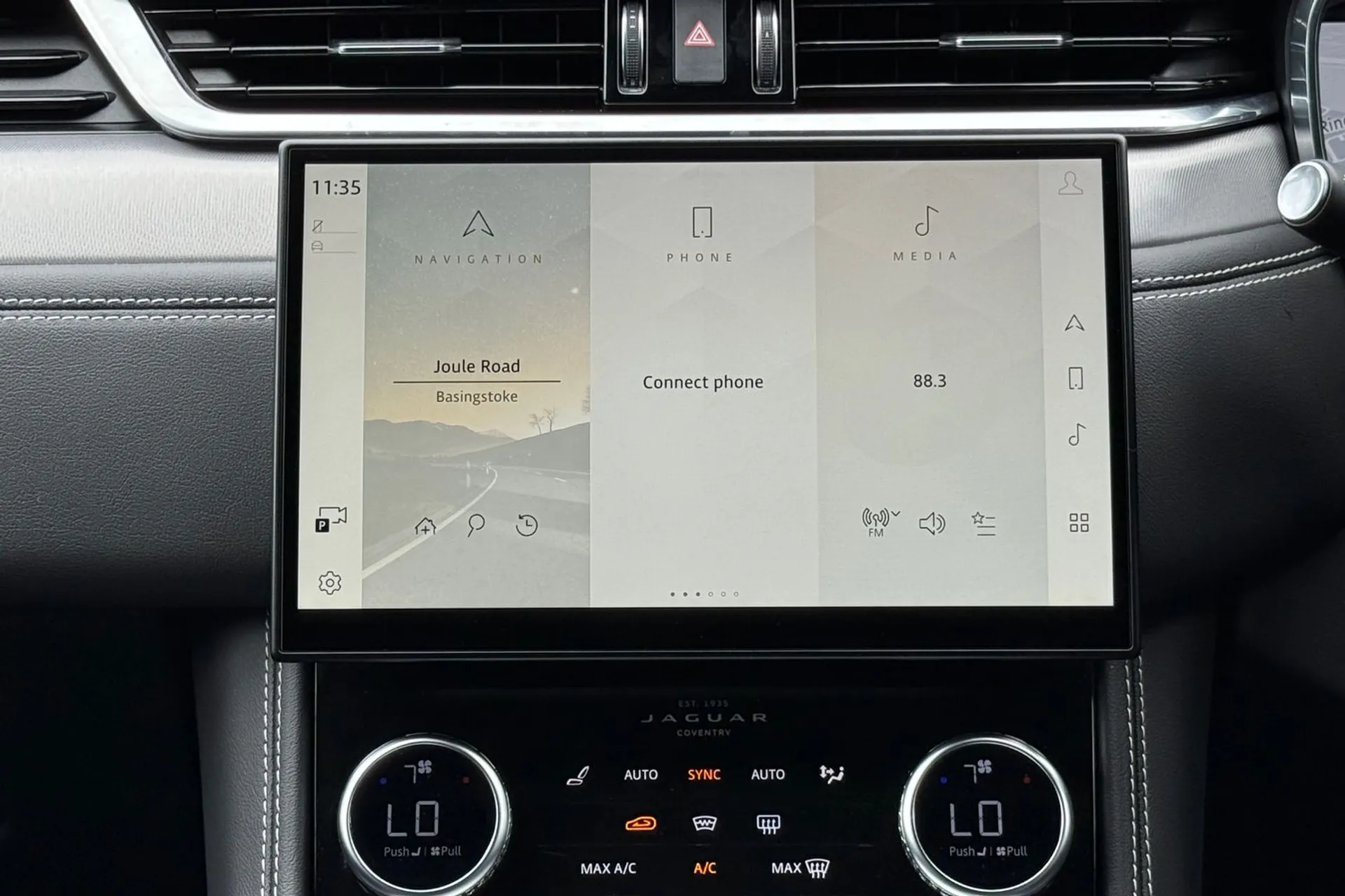 Jaguar F-PACE thumbnail image number 23