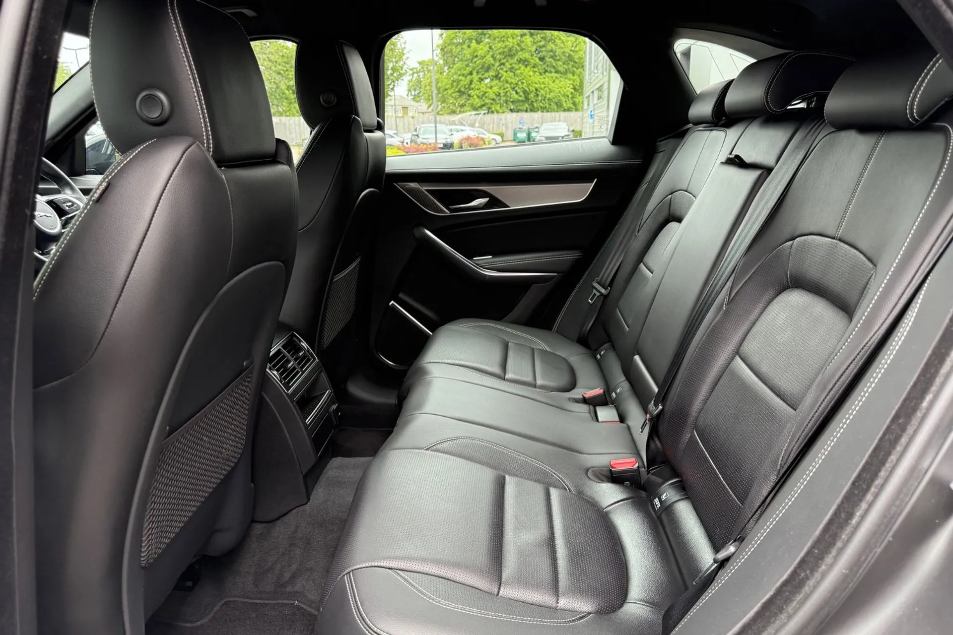 Jaguar F-PACE thumbnail image number 48