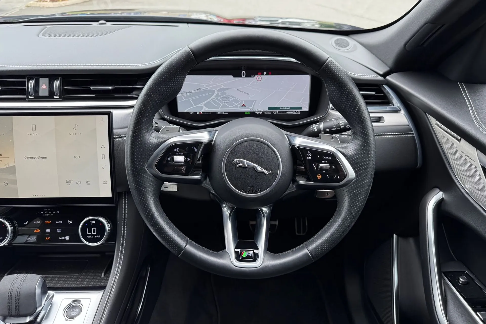 Jaguar F-PACE thumbnail image number 12