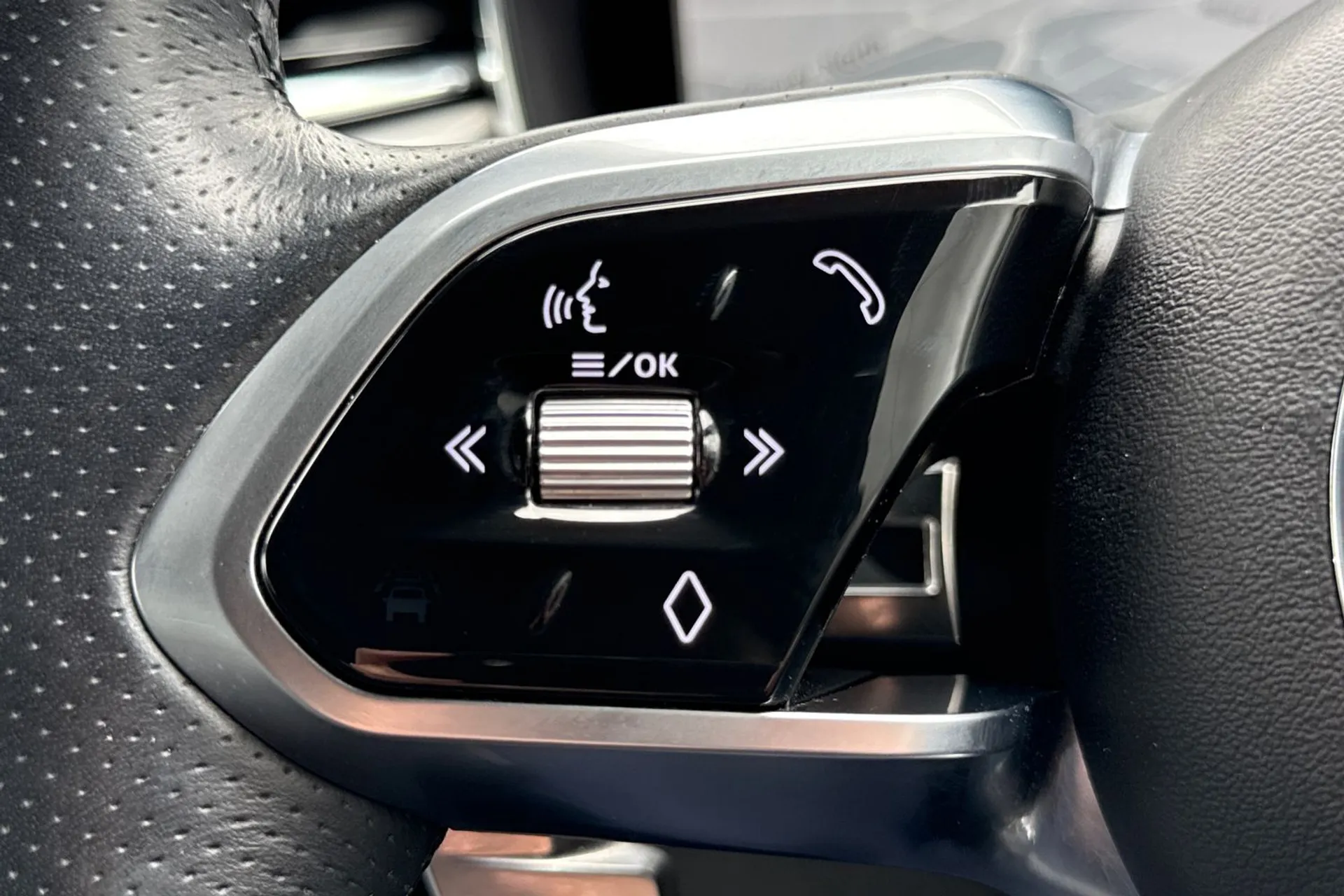 Jaguar F-PACE thumbnail image number 25