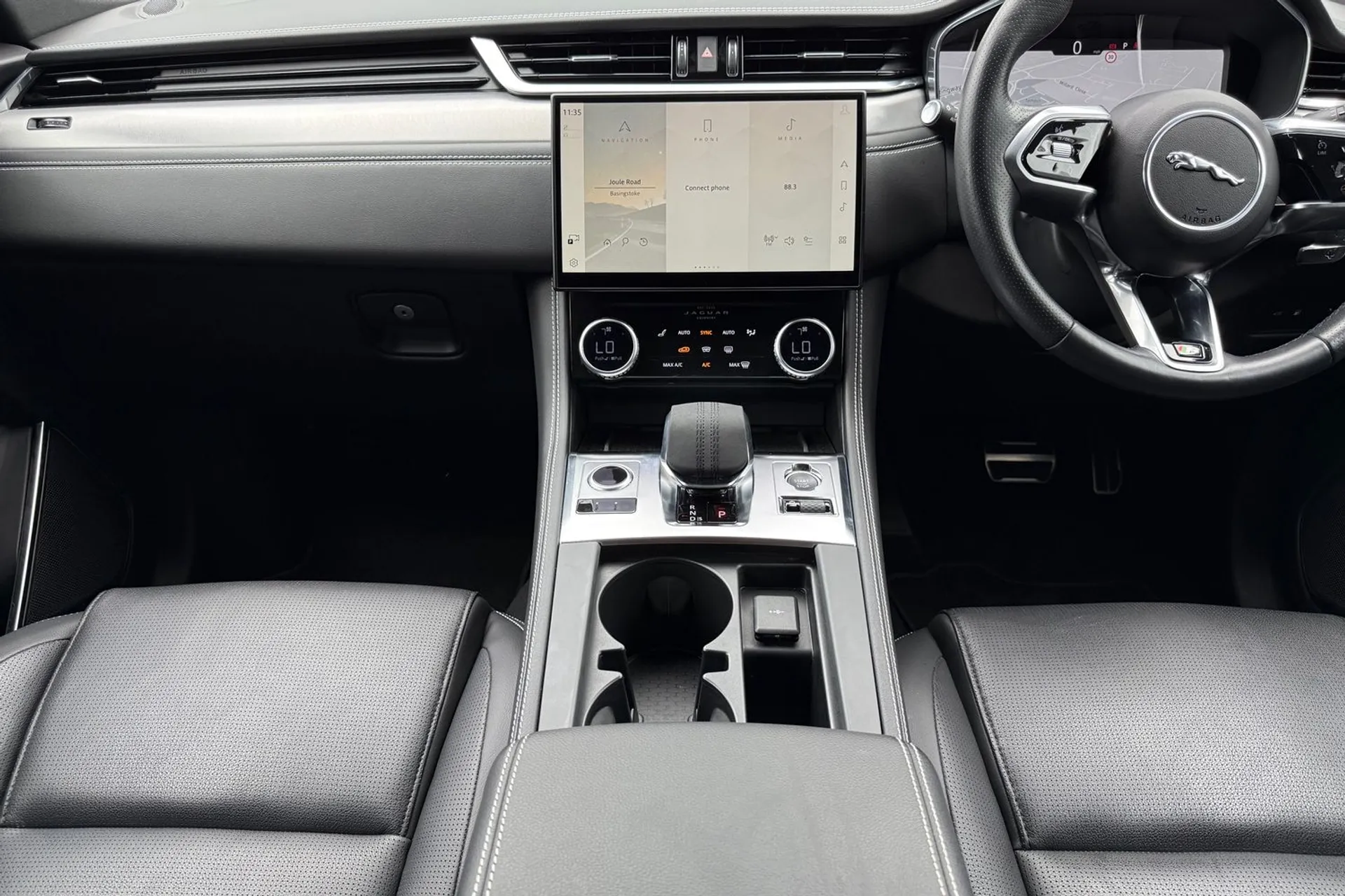 Jaguar F-PACE thumbnail image number 15