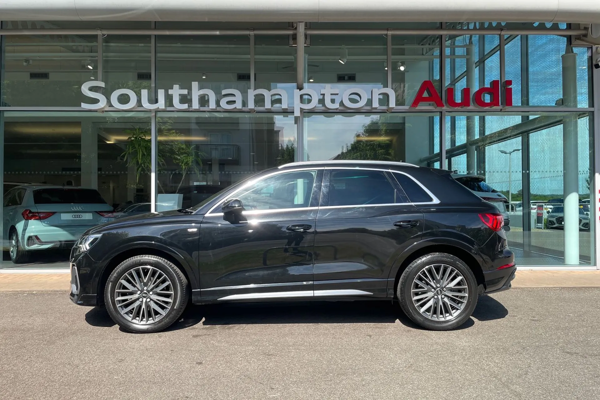 Audi Q3 thumbnail image number 9