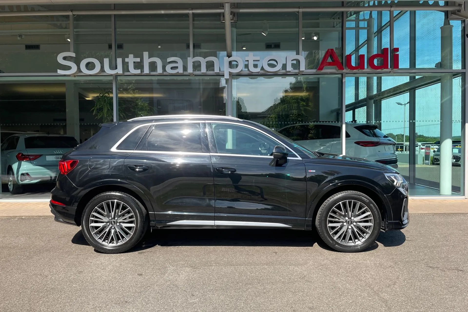 Audi Q3 thumbnail image number 2