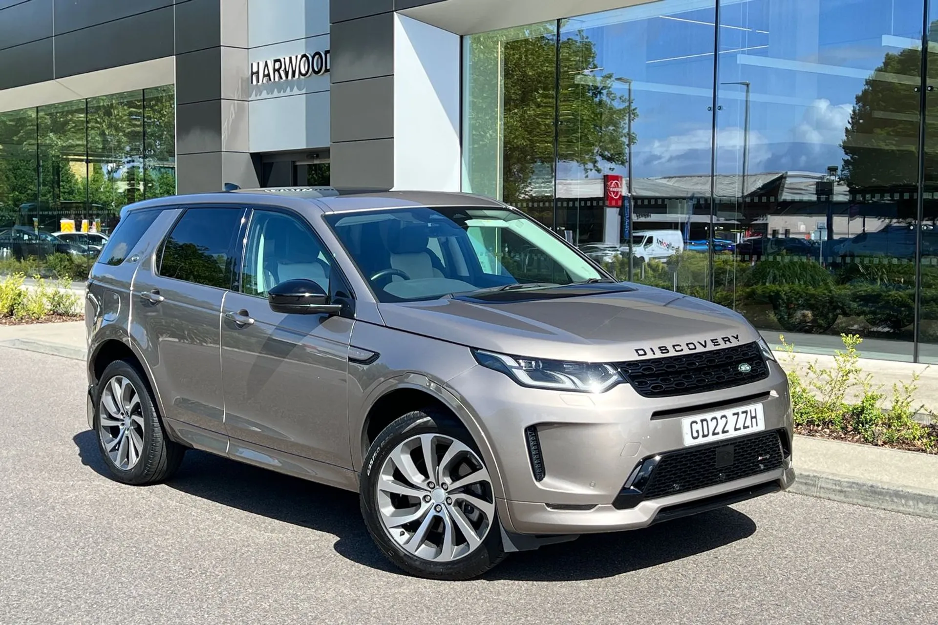 LAND ROVER DISCOVERY SPORT focused image
