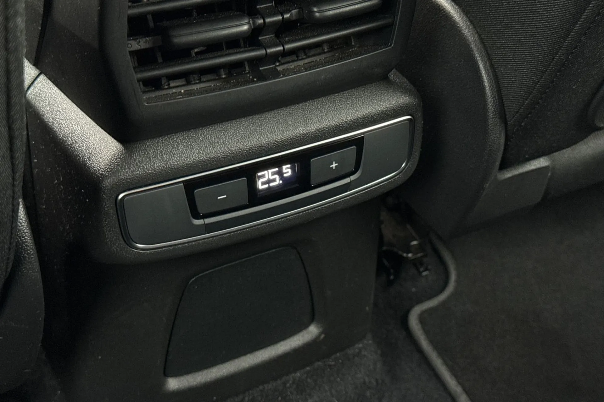 Audi Q4 thumbnail image number 41