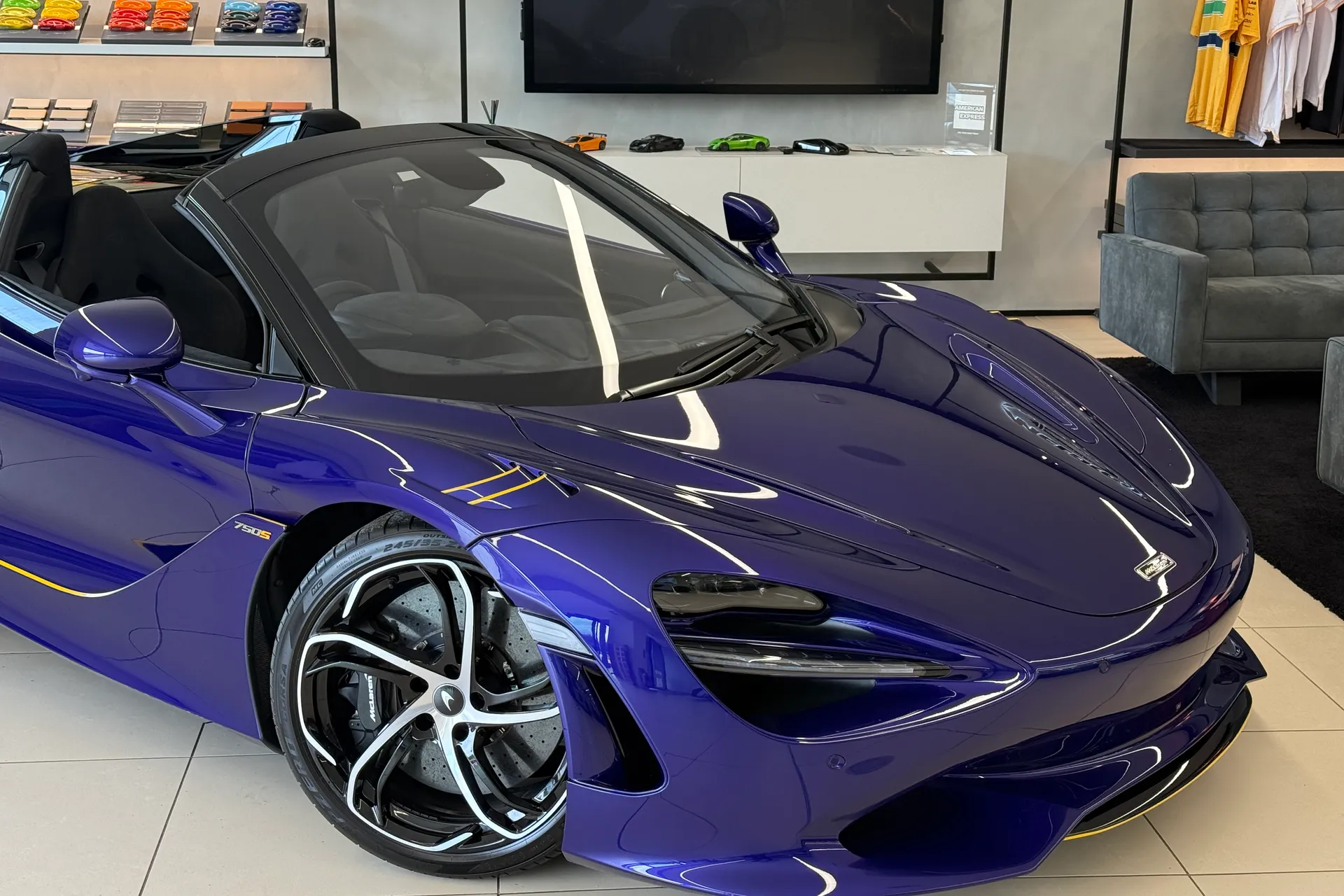 McLaren 750 thumbnail image number 2