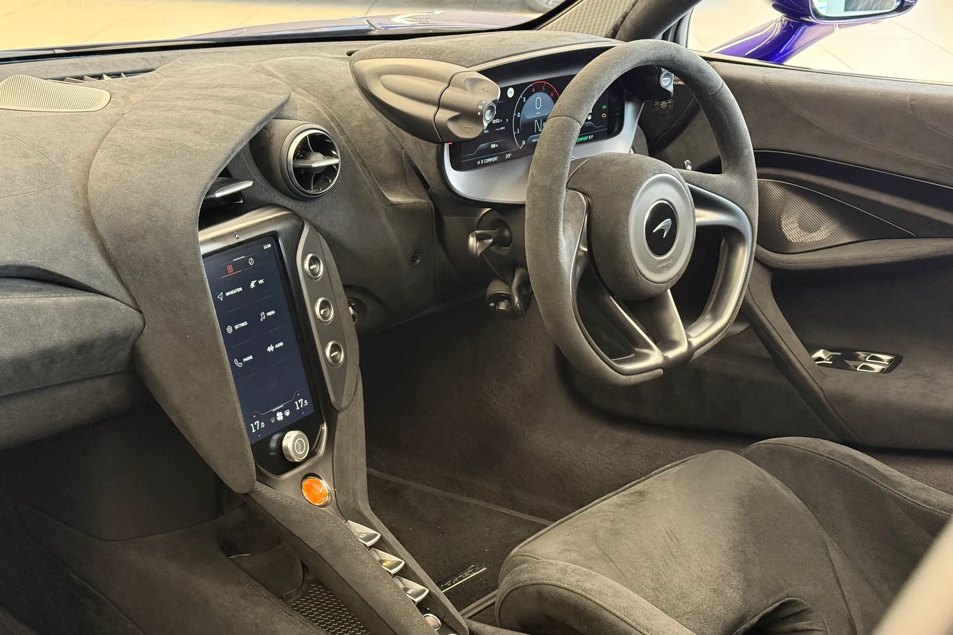 McLaren 750 thumbnail image number 29