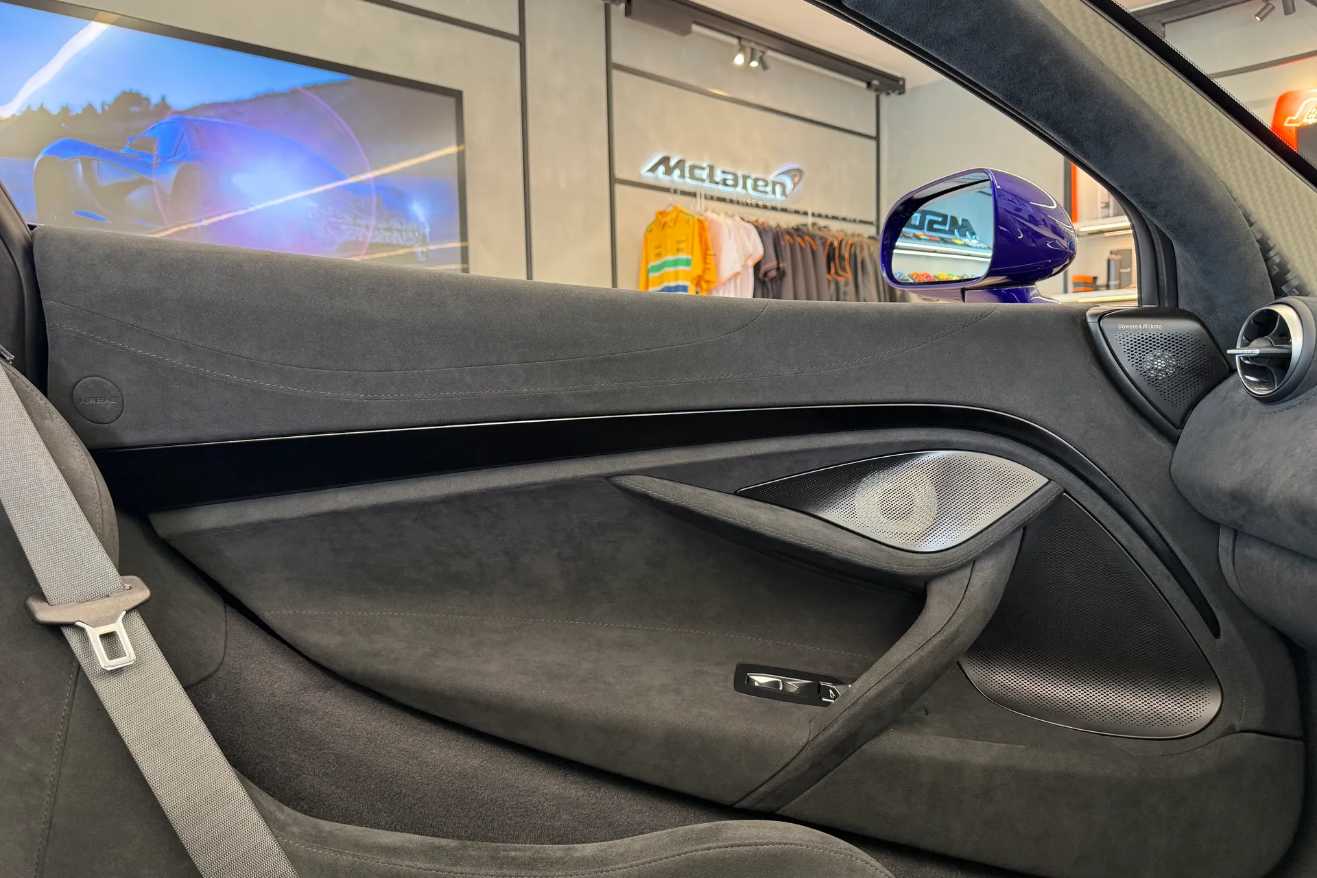 McLaren 750 thumbnail image number 15