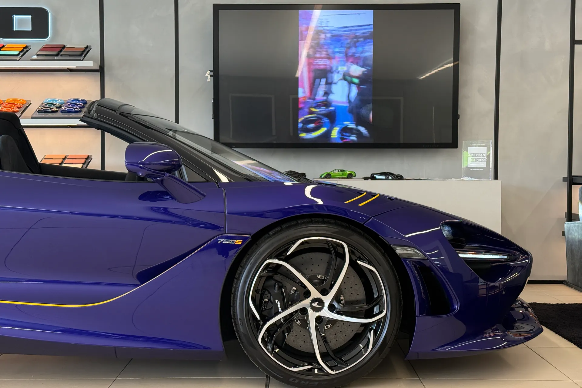 McLaren 750 thumbnail image number 9