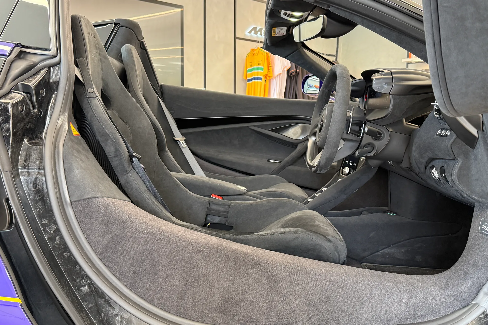 McLaren 750 thumbnail image number 35