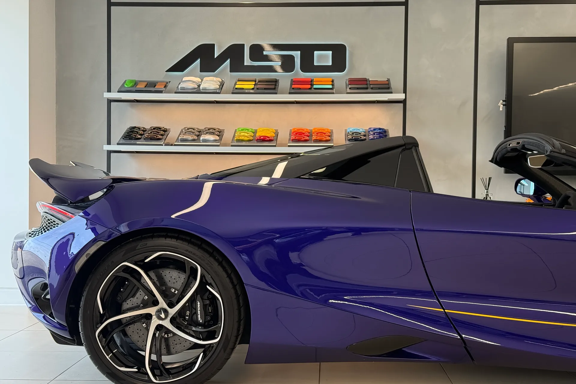 McLaren 750 thumbnail image number 41