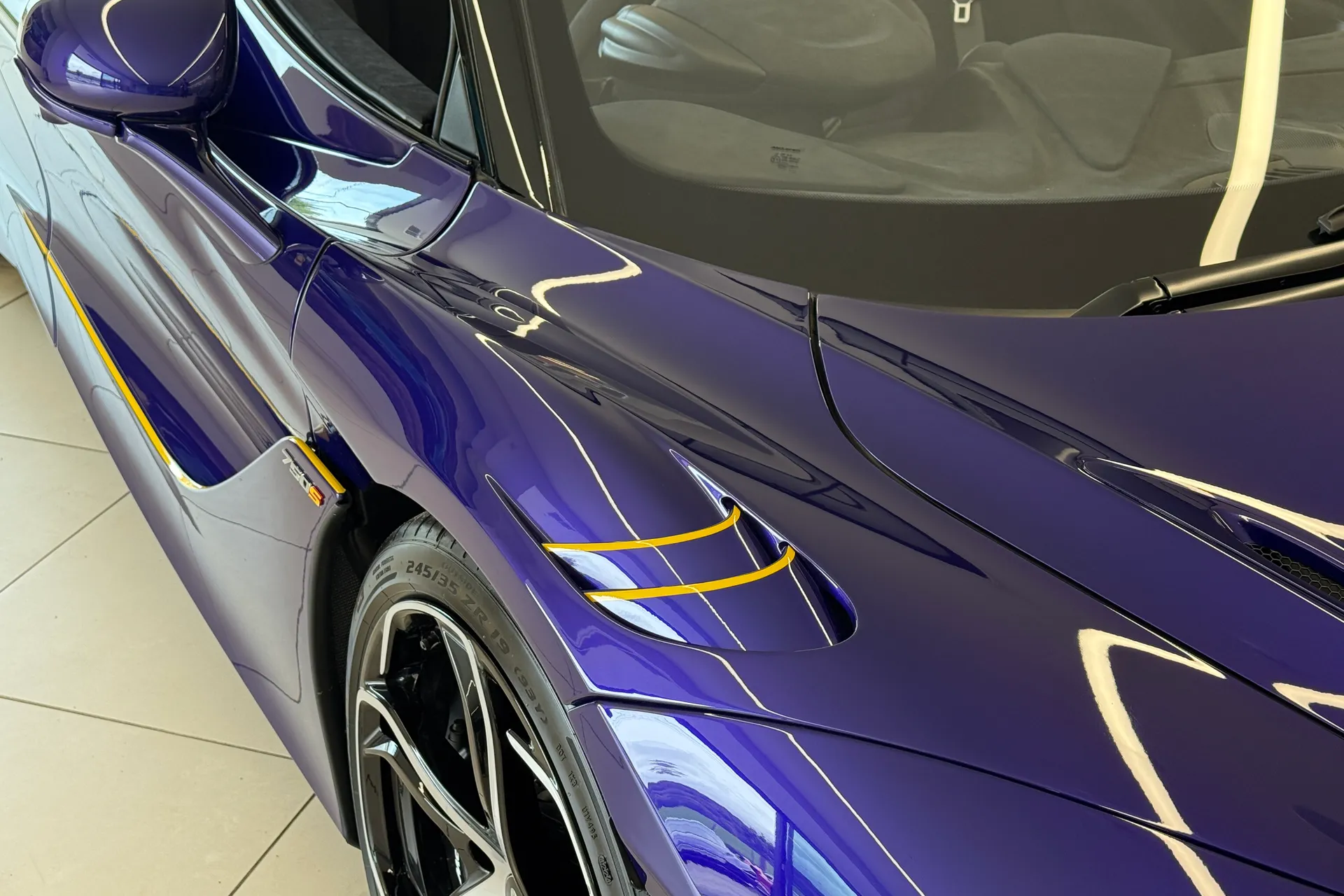 McLaren 750 thumbnail image number 12