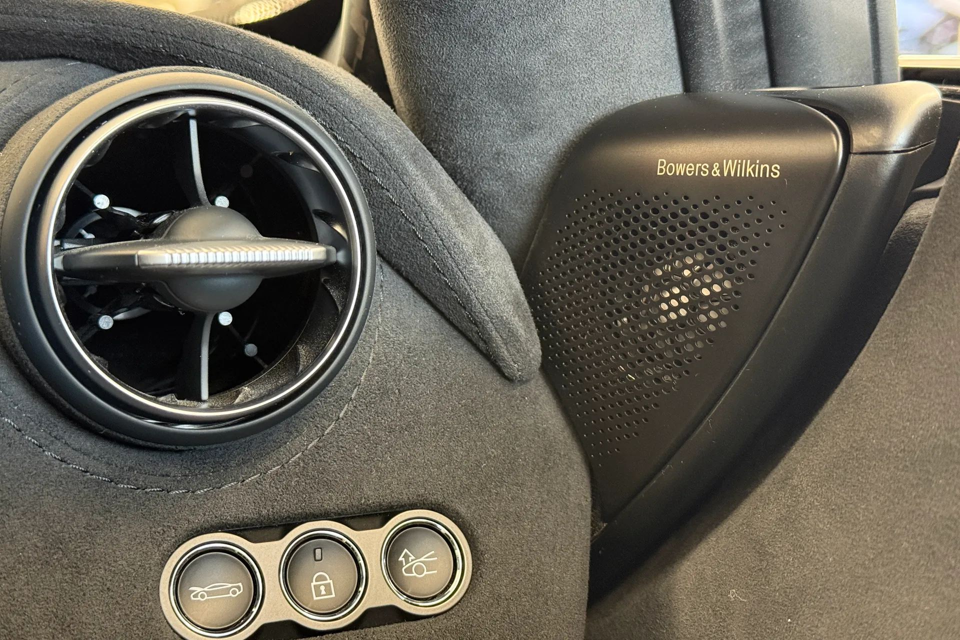 McLaren 750 thumbnail image number 18