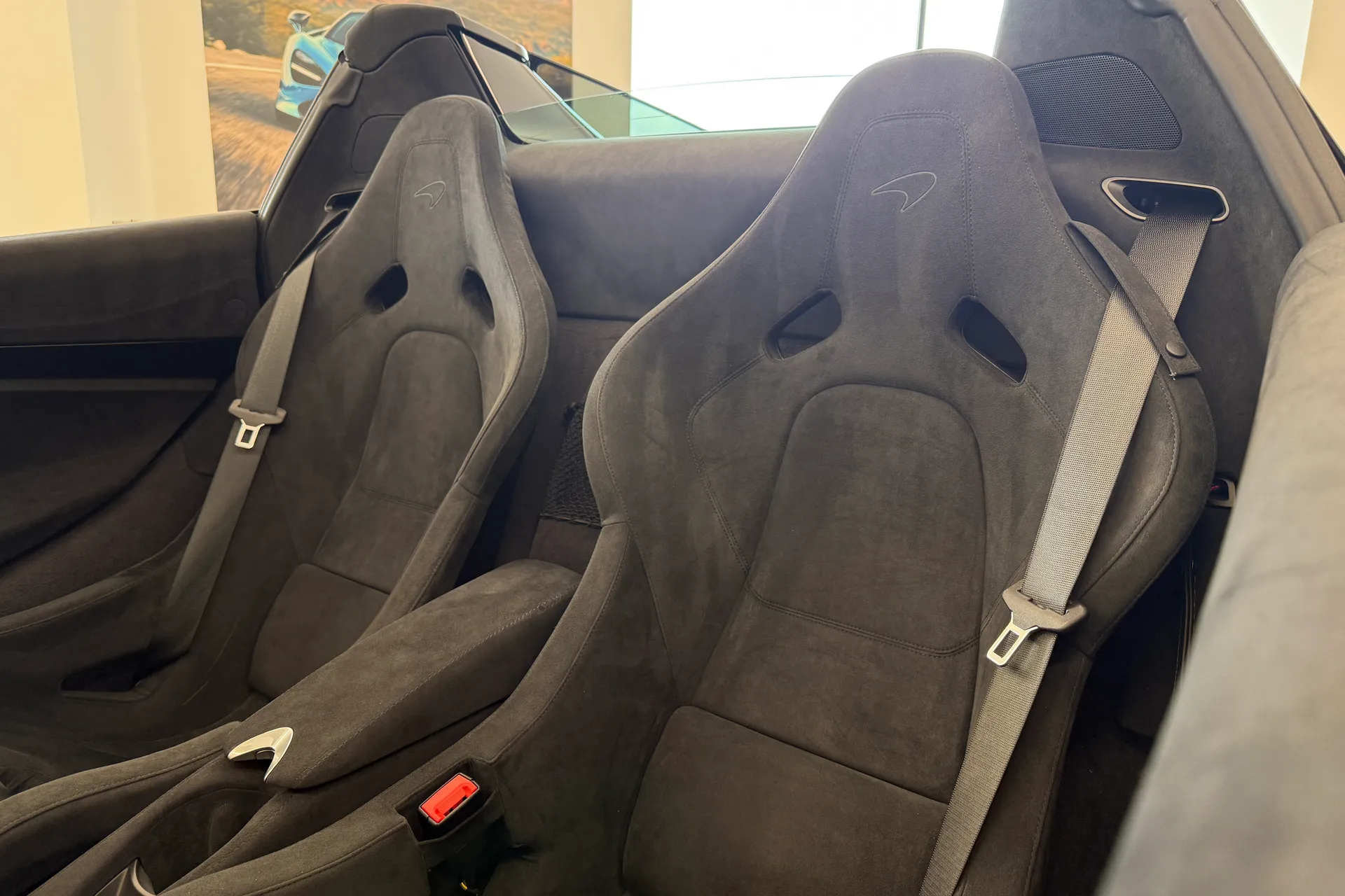 McLaren 750 thumbnail image number 10