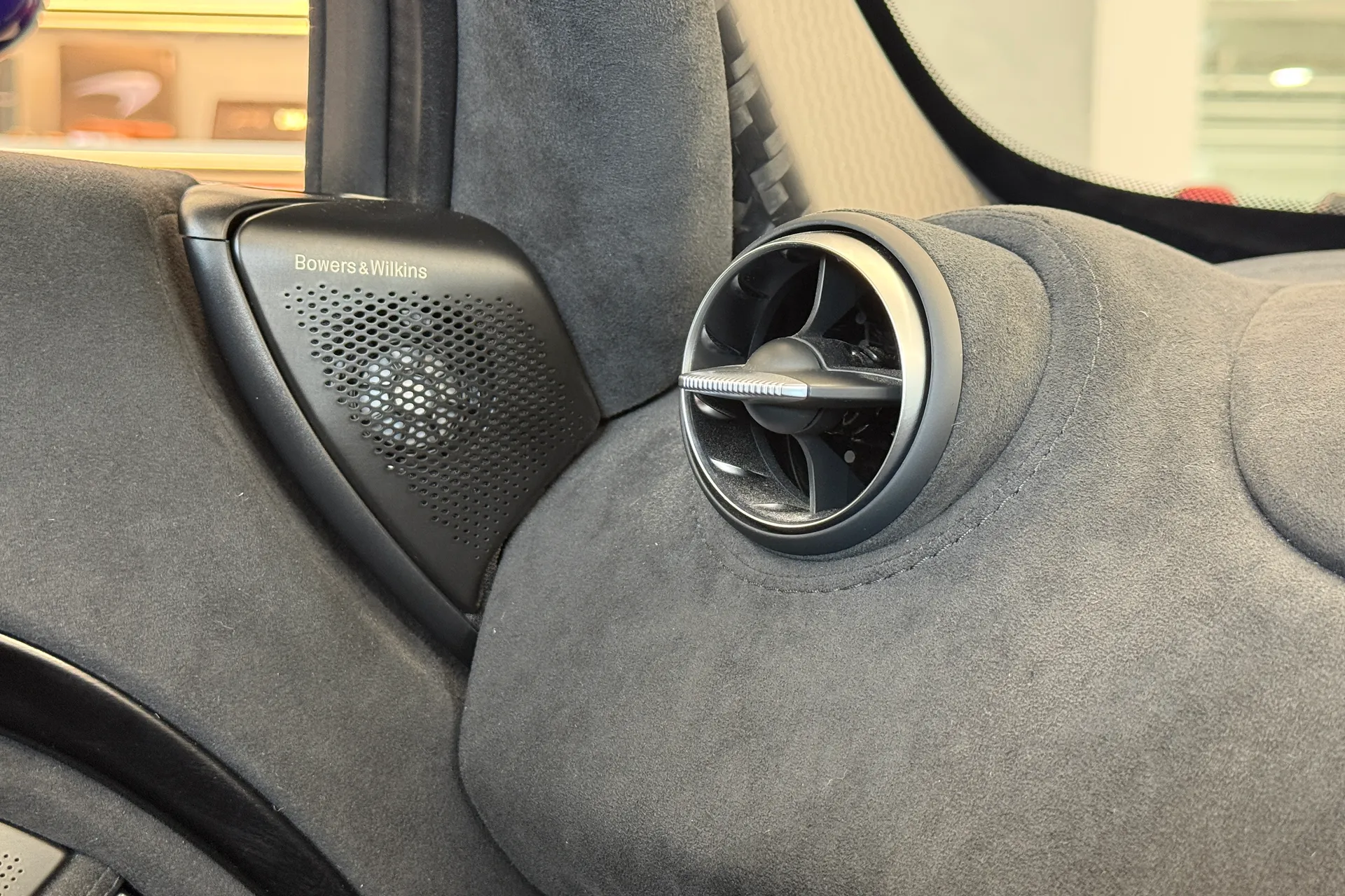 McLaren 750 thumbnail image number 21