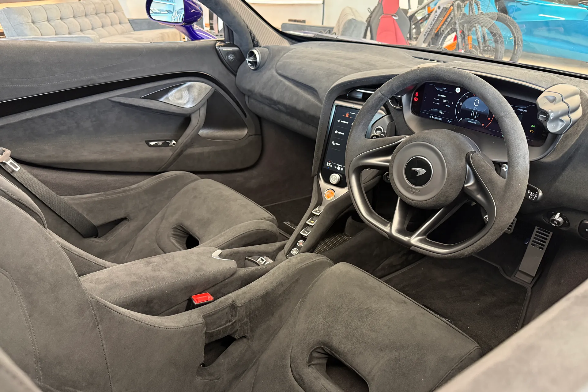 McLaren 750 thumbnail image number 3