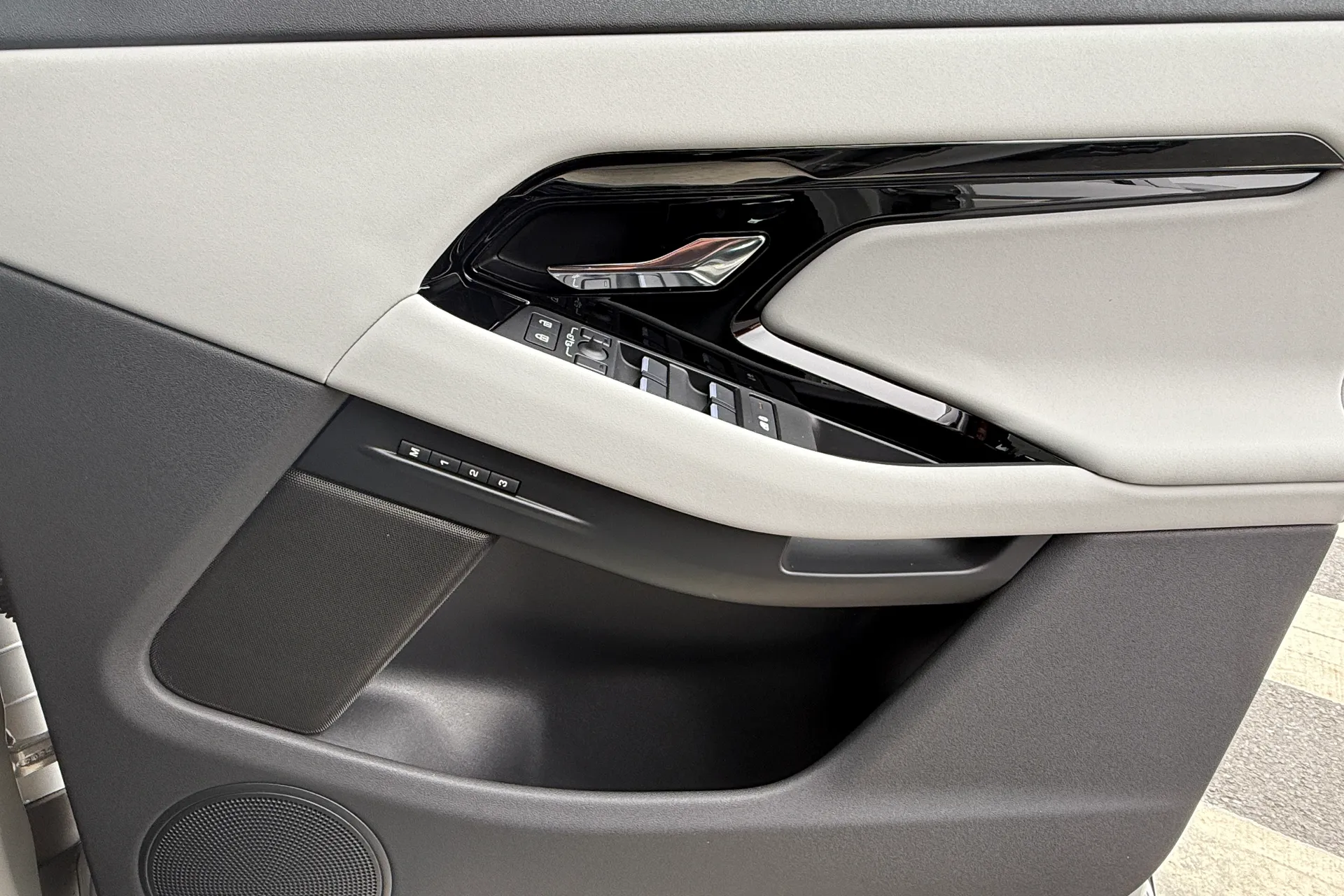 LAND ROVER RANGE ROVER EVOQUE thumbnail image number 18