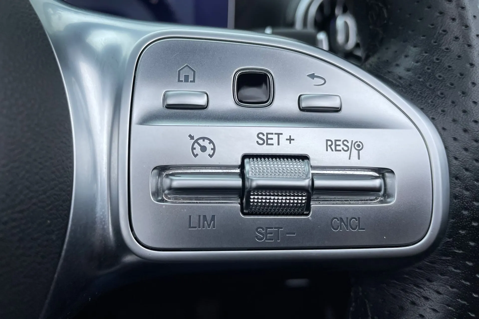 MERCEDES-BENZ E CLASS thumbnail image number 32
