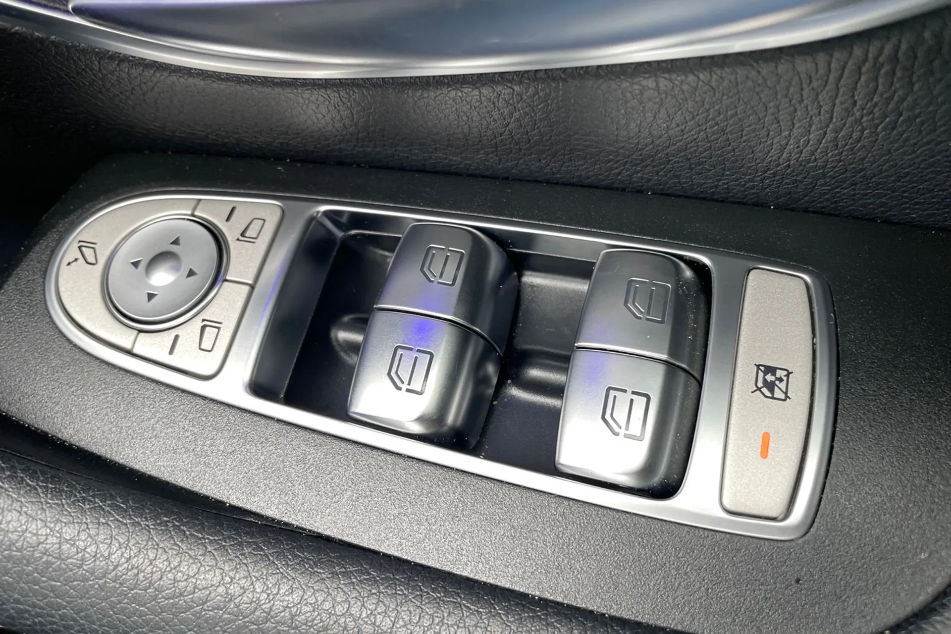 MERCEDES-BENZ E CLASS thumbnail image number 36