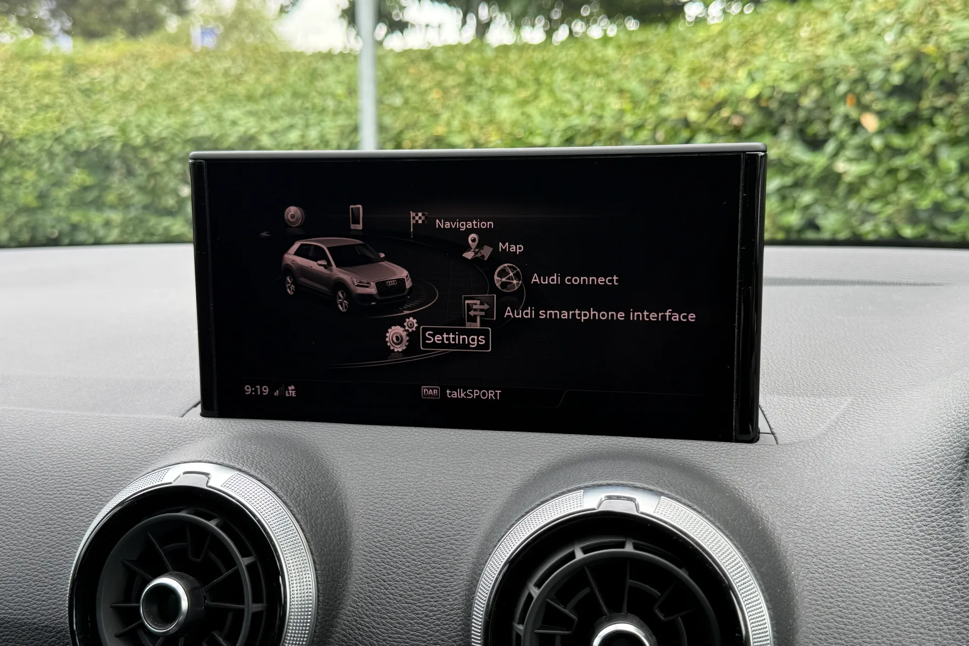 Audi Q2 thumbnail image number 21