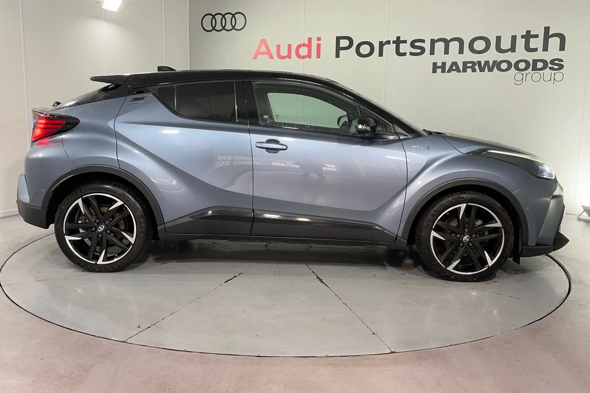 TOYOTA C-HR thumbnail image number 2