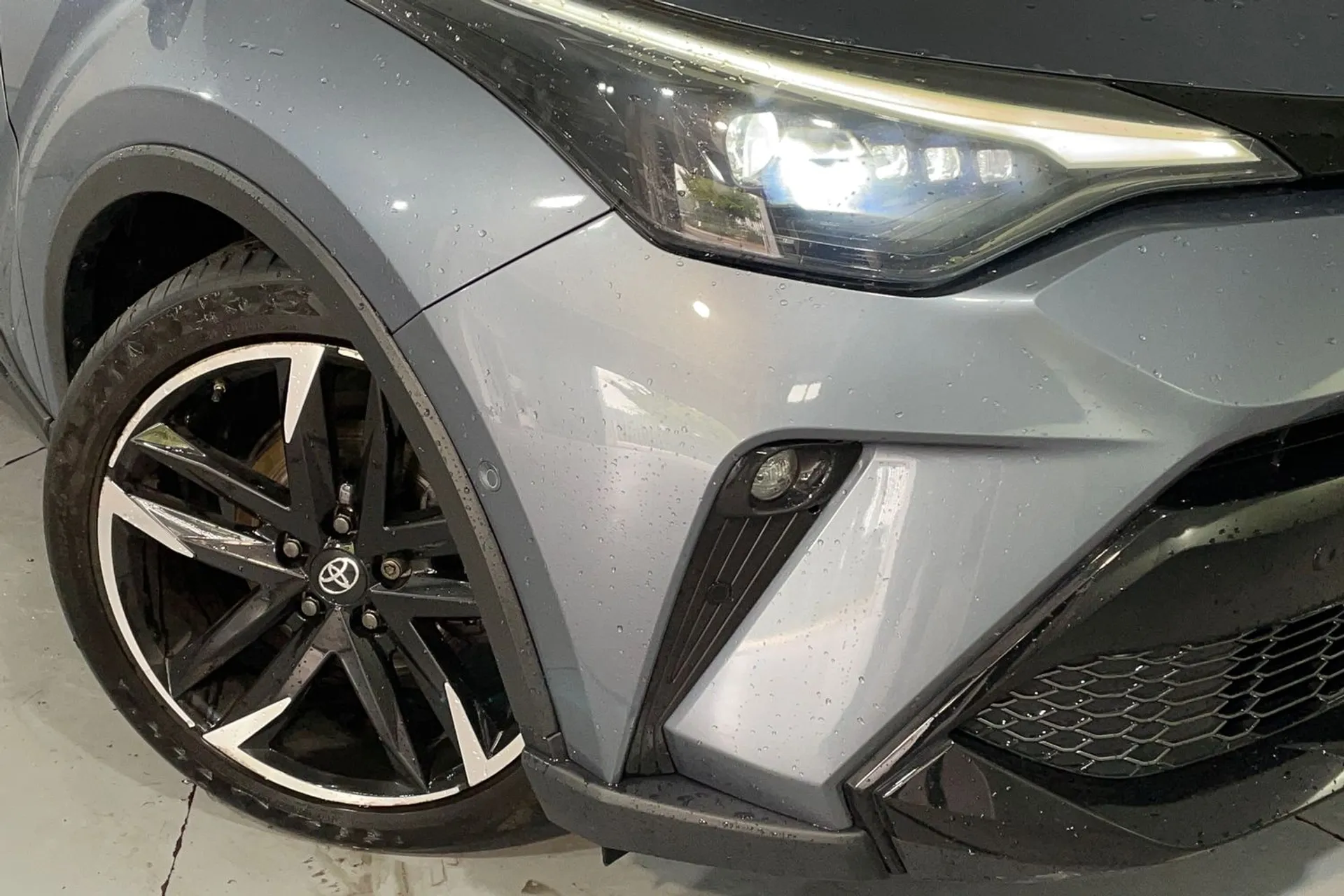 TOYOTA C-HR thumbnail image number 6