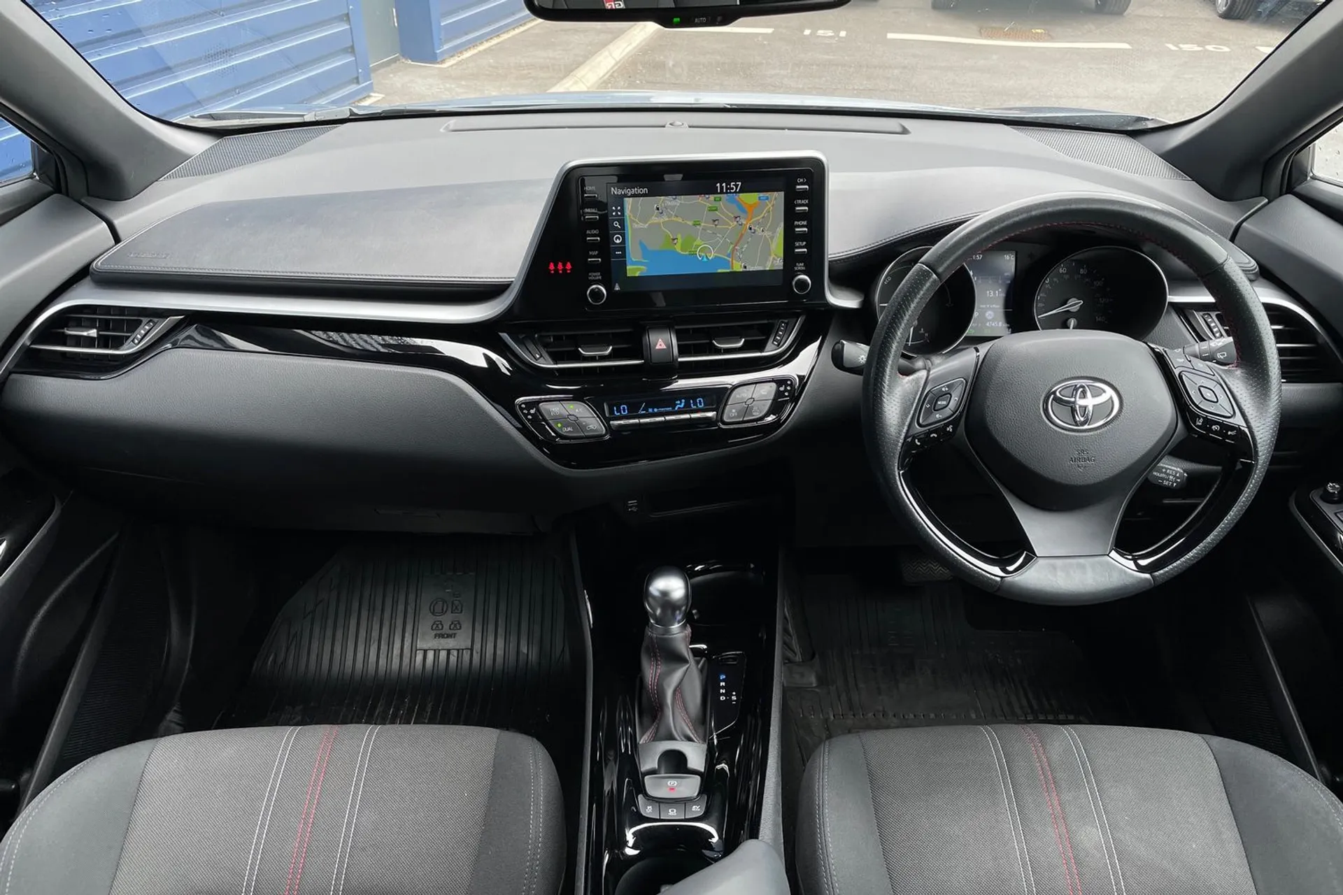 TOYOTA C-HR thumbnail image number 3