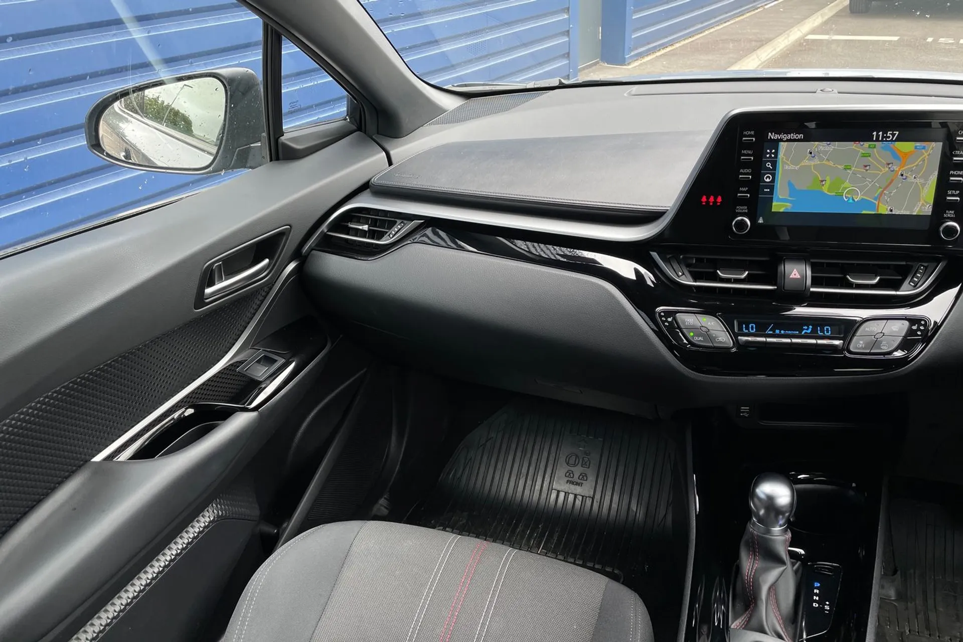TOYOTA C-HR thumbnail image number 32