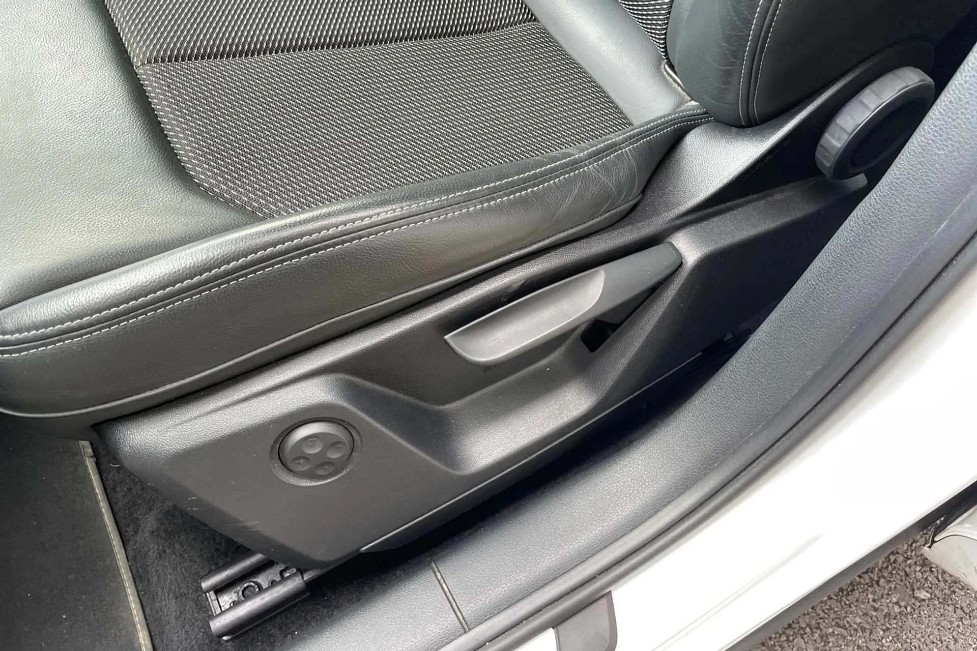 Audi Q2 thumbnail image number 28