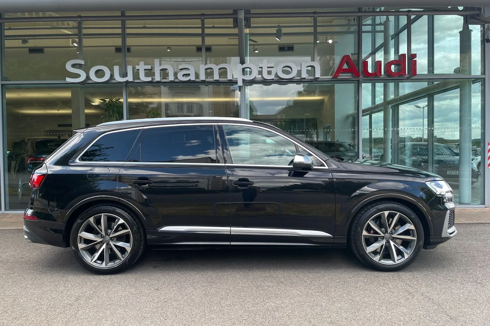 Audi Q7 thumbnail image number 2
